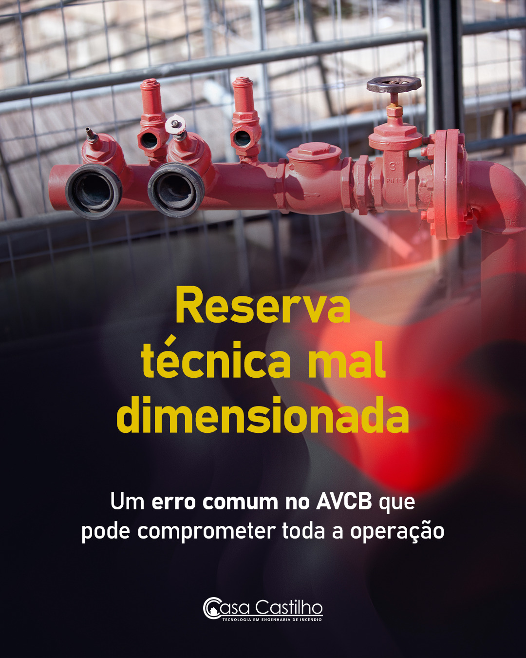 Muitas empresas acreditam que possuir reservatório, hidrantes e bombas instaladas significa estar protegido. Mas o problema normalmente está no dimensionamento técnico do sistema.
Uma reserva técnica de incêndio subdimensionada compromete diretamente a autonomia hidráulica da operação. Em uma situação real isso pode significar pressão insuficiente, falha no combate inicial e incapacidade de controle do incêndio.
Em indústrias, agroindústrias, centros logísticos e operações com alta carga de incêndio, esse erro se torna ainda mais crítico. O que muitos gestores não percebem é que projetos genéricos costumam ignorar variáveis fundamentais:
📌 Carga de incêndio real;
📌 Expansão operacional;
📌 Altura e compartimentação;
📌 Distância hidráulica;
📌 Risco específico da ocupação.
Na Casa Castilho, cada projeto é desenvolvido com cálculos hidráulicos de precisão, garantindo conformidade, eficiência operacional e proteção patrimonial real.
Conte com a nossa expertise para garantir a segurança do seu negócio.