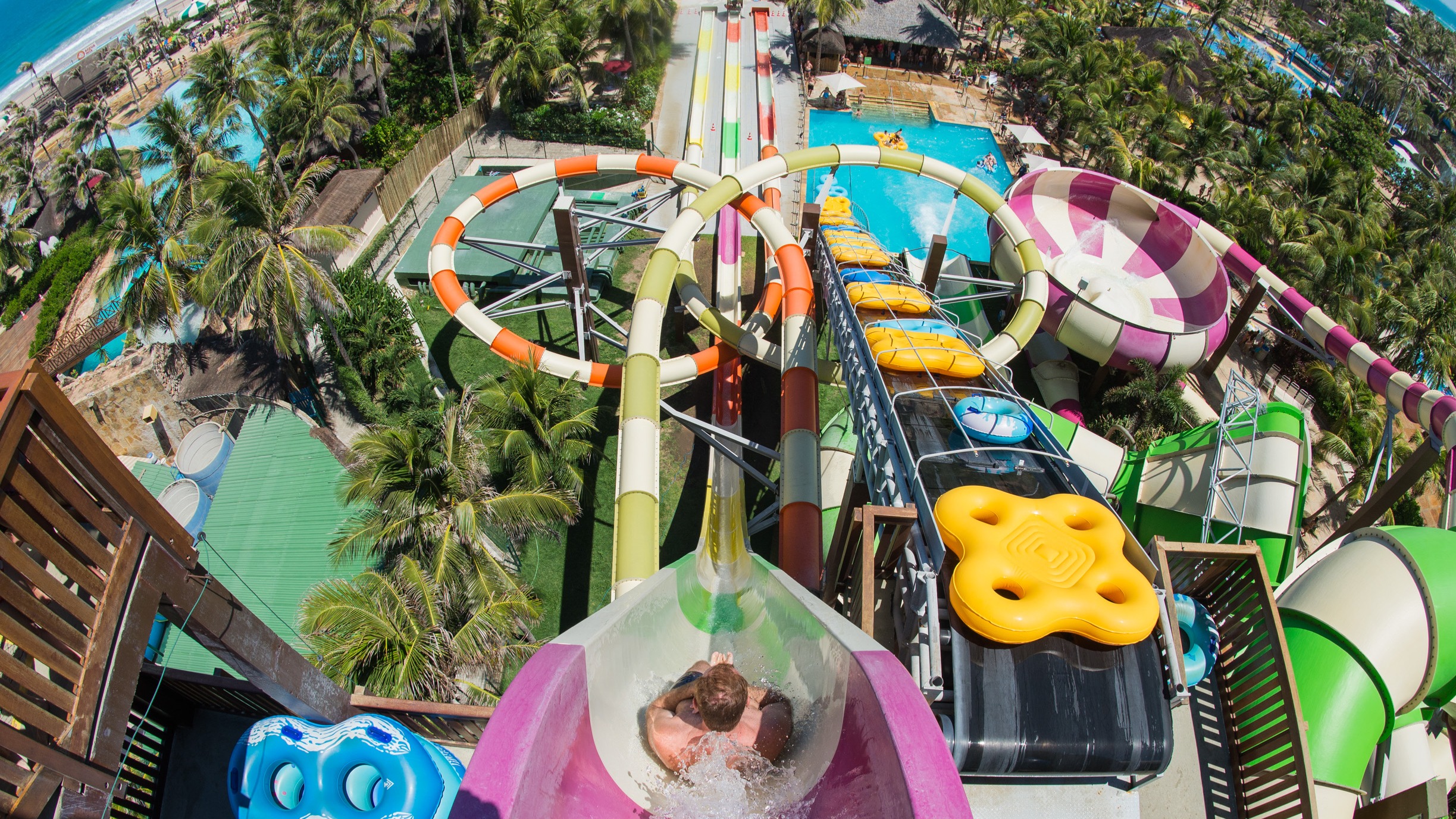 Veja os principais parques aquáticos para as férias de julho
Para quem pensa em aproveitar as férias de julho é bom saber que a diversão não se limita aos locais de praias. Entre as opções que atraem um grande público estão os parques aquáticos que a cada dia ganham novos atrativos e moderna tecnologia. Confira aqui alguns dos parques aquáticos mais visitados no país no ano passado. Veja mais detalhes no blog: viajarnumaboa.com por meio do link: https://www.viajarnumaboa.com/post/parques-tem%C3%A1ticos