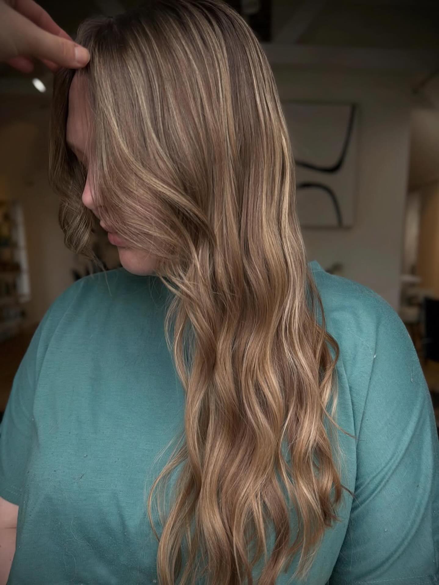 Are you following? @hairby.julz
Soft, effortless color with a blend that grows out beautifully ✨🤍
If you’ve been wanting a low maintenance refresh before summer this is your sign ☀️ Message me to book🫶🏻