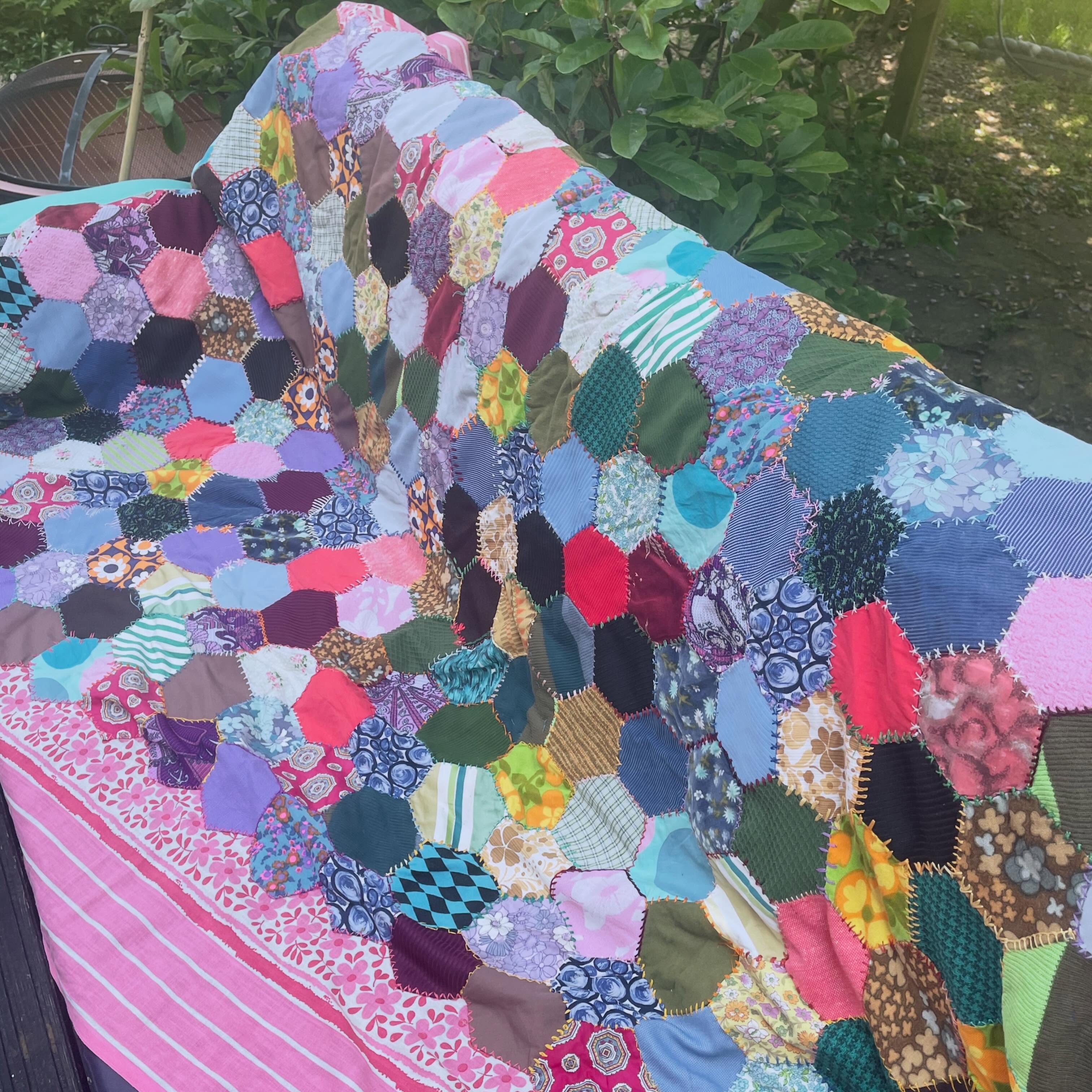 -SOLD-
After a very hot trip to Malvern flea fair 🥵 we have returned with some little beauties like this gorgeous quilted cover.
A beautiful patchwork design of vintage and retro fabrics hand-stitched in hexagonal design. Stunning colours, fantastic mix of florals, plains, and checks. It makes a fabulous throw for your garden seating but could be used anywhere in the home. It measures 140cm x 200cm £35
And of course nothing says ‘vintage’ quite like a handmade quilted throw, so if that’s your vibe grab it while you can!
#handmade #quilted #vintagefabrics #retro #quiltedthrow
