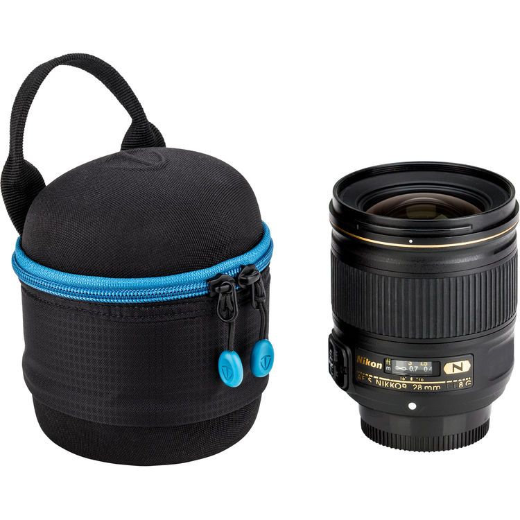 Tenba Tools Lens Capsule 9 x 9 cm, küçük lensleri fotoğraf çantası içinde daha düzenli ve güvenli taşımak isteyen kullanıcılar için tasarlanmış kompakt bir lens koruma çantasıdır.
Siyah EVA yumuşak kalıplı gövde yapısı, lensi taşıma sırasında çizilme, sürtünme ve hafif darbelere karşı korumaya yardımcı olur. Kalıplanmış sert EVA köpük kapak ve taban, özellikle lensin ön ve arka bölümlerinde ekstra güvenlik sağlar.
9 x 9 cm ölçüsüne kadar küçük prime lensler, kompakt aynasız lensler veya hassas optik aksesuarlar için pratik bir taşıma çözümüdür. Kapak içindeki file bölme, ürünle birlikte gelen mikrofiber bezi saklamak için kullanılabilir.
Bel kemerine bağlanabilir yapısı, sahada sık lens değiştiren fotoğrafçılar için avantaj sağlar. Ana çantayı sürekli açmadan küçük bir yedek lense daha hızlı ulaşmak isteyenler için sade ama işlevli bir ekipmandır.
Ürünün teknik detayları ve kullanım alanları Flaşçı’da yer alıyor:
https://www.flasci.com/product-page/tenba-tools-lens-capsule-9-x-9-cm
#Flaşçı #Elitflaş #Tenba #TenbaTools #LensCapsule #LensÇantası #LensKoruma #FotoğrafÇantası #KameraAksesuarları #FotoğrafEkipmanları #SahaÇekimi #SokakFotoğrafçılığı