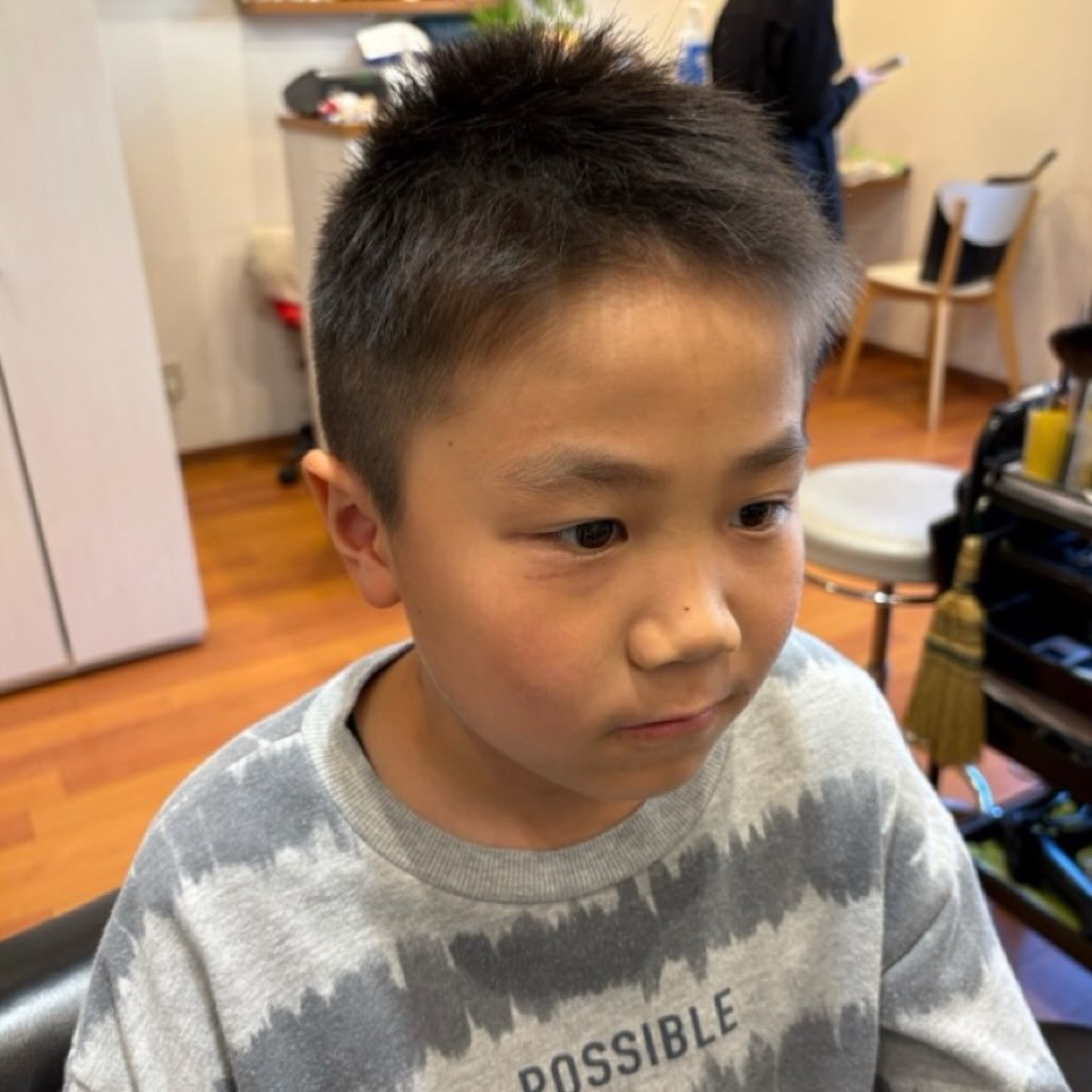
Fleekです💇♂️
皆様いつもご来店いただきありがとうございます。
これから梅雨の季節となり、湿気や気温差で髪やお肌もゆらぎやすい6月。
Fleekでは、少しでも心地よくリフレッシュしていただけるよう、丁寧な施術と癒しの時間をご用意してお待ちしております。
これからの季節は、紫外線・汗・皮脂による頭皮やお肌のケアも大切な時期です。
頭皮のクレンジング(皮脂ケア・加齢臭に効果絶大)、ヘッドスパや個人に合わせたエステ&シェービングにて初夏のメンテナンスをぜひお楽しみください。
6月も皆さまにお会いできるのをスタッフ一同楽しみにしております!
体調を崩しやすい時期ですのでお身体には十分お気をつけくださいませ☔️✨
【キッズカット】
サイドは軽く2ブロック
軽くwaxをつけてキープ!
【Fleek 】
#フリーク
Hair Lounge
Lady's Esthe & Shaving &Bridal&Cosmetics
Instagram &Facebookの投稿が遅くなり月末、月初にまとめてアップすることがございますm(_ _)m
皆様ご登録をお願いいたします🍀
Instagram
https://www.instagram.com/fleekonfleek.20.1.23/
Facebook
https://www.facebook.com/profile.php?id=100048643784219
✨ホームページへは会員カードのQRコードより読取していただけると簡単につながります。✨
↓ホームページ
https://fleek-salon.com
ご予約は
お電話(営業時間外・休業日を除く)、
ホームページよりお問い合わせメール、 Instagram、
Facebook
web予約はレディースの方のみ受付しております。web上で予約が入らない場合はお電話にて調整可能な日、お時間もありますのでお電話くださいませ。(お名前はフルネームと会員の方は「来店有り」にてご予約をお願いいたします。)
お気軽にお問合せください。
【定休日の際のご予約はホームページお問い合わせ、Facebookメッセージ、Instagramメッセージより受付ております。】
fleek 床屋 #新浦安理容室 #浦安理容室 新浦安フリーク 浦安フリーク 新浦安エステ #浦安エステ 新浦安シェービング #浦安シェービング 浦安ブライダル
お顔剃り
浦安ブライダルエステ
エイジングケア 毛穴ケア
メンズエステ 浦安 新浦安
ヘッドスパ 床屋 育毛剤 髪質改善
育毛シャンプー 発毛 育毛 美容
理容室
エステサロン
眉毛サロン
毛穴 の黒ずみ
基礎化粧品
ニキビケア
成人式シェービング
着物シェービング
袴シェービング
ブライダルシェービング
ブライダルエステ
ハーブピーリング
個室サロン
ブライダル
癒し
赤ちゃん筆
良きご縁に感謝
戦争のない世界を
一日も早い終戦を
