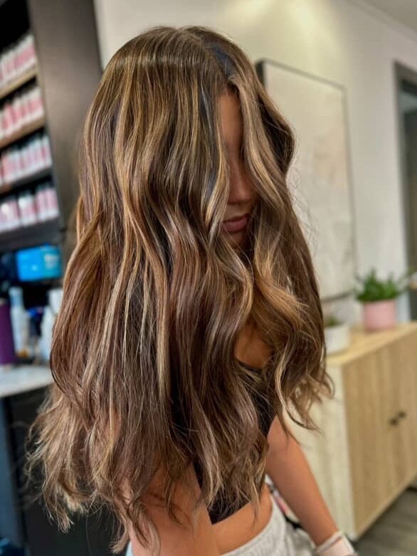 Sunlight you don’t have to chase ☀️
Colour by @emmahirst.styles ! Tap that ❤️ if you’re loving this look!