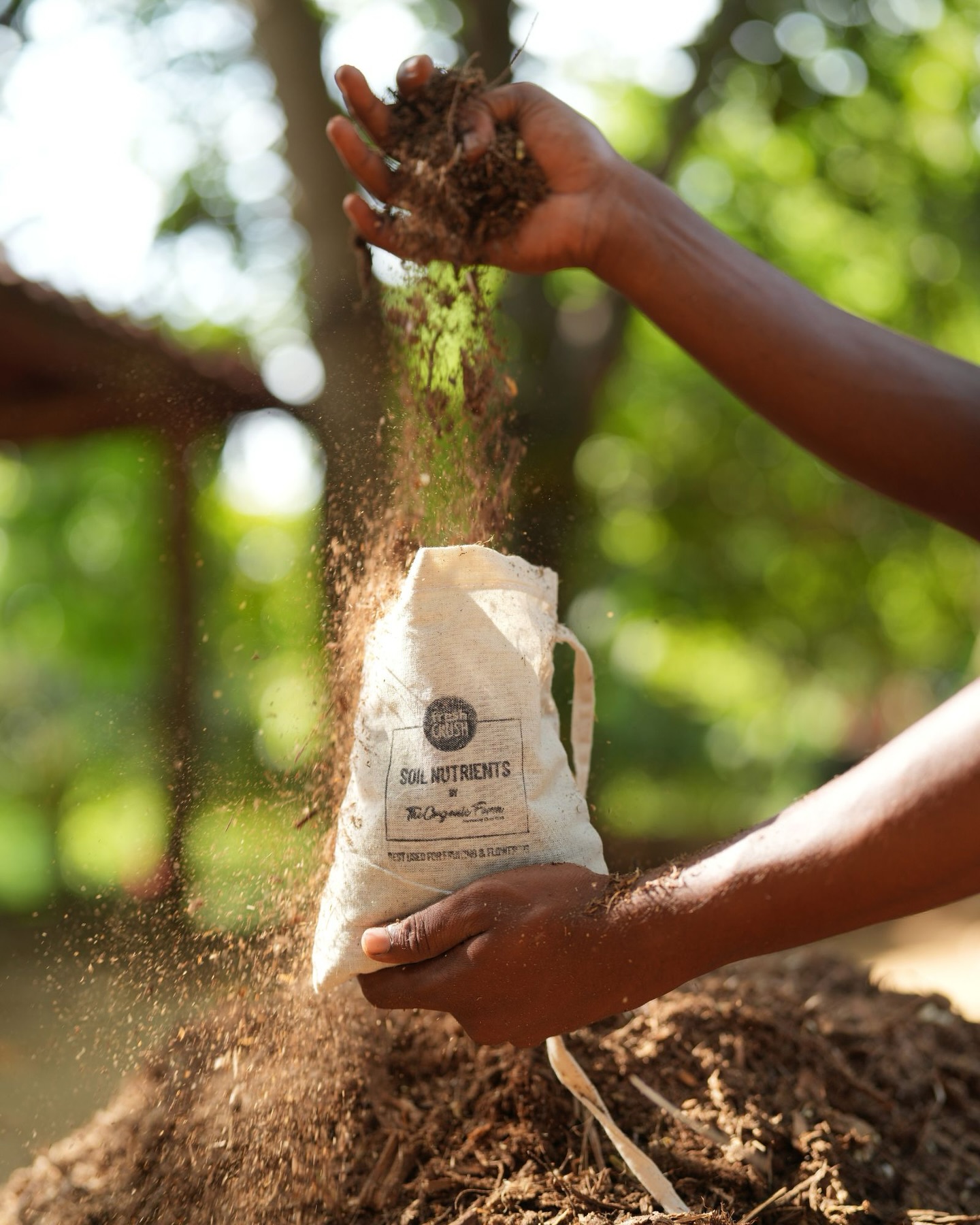 What starts in the field comes back to the field🌾♻️
Created from sugarcane byproducts, these soil nutrients enrich the earth naturally, support healthy plant growth & complete our happy circle of giving back to the soil that gives us everything🤎
#freshcrush #soilnutrients #happycircle #givebacktonature #sustainability