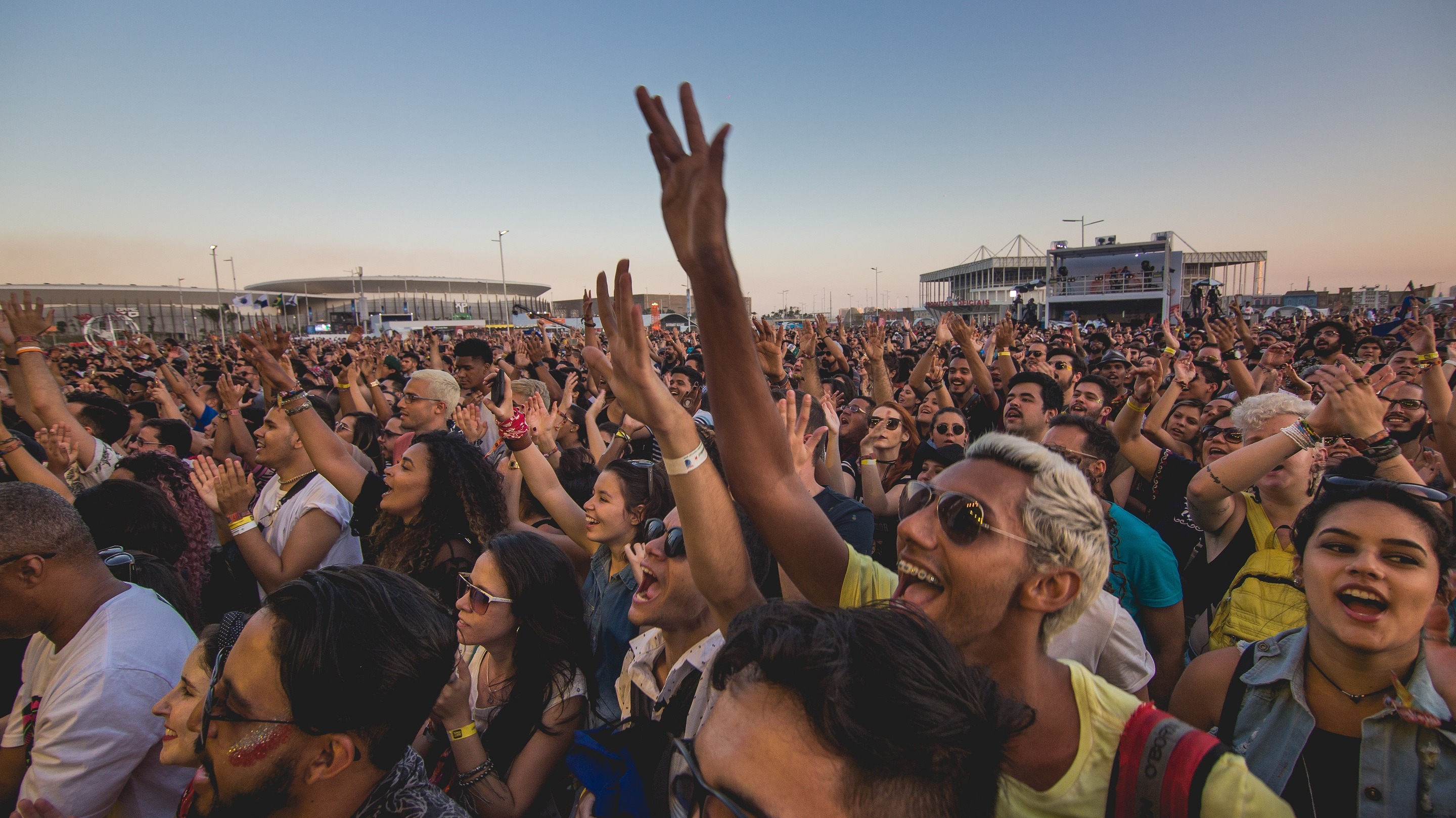 Copa 2026: Torcedores podem torcer pelo Brasil em arenas Fun Fest
Faltam duas semanas para o início da Copa do Mundo e os torcedores que desejarem torcer pelo Brasil podem aproveitar as arenas Fun Fest que serão montadas em cidades como Rio de Janeiro e Niterói e até em São Paulo. Confira abaixo algumas das atrações programadas com direito a shows de artistas consagrados. Confira mais detalhes no blog: viajarnumaboa.com por meio do link: https://www.viajarnumaboa.com/post/eventos-shows-1
