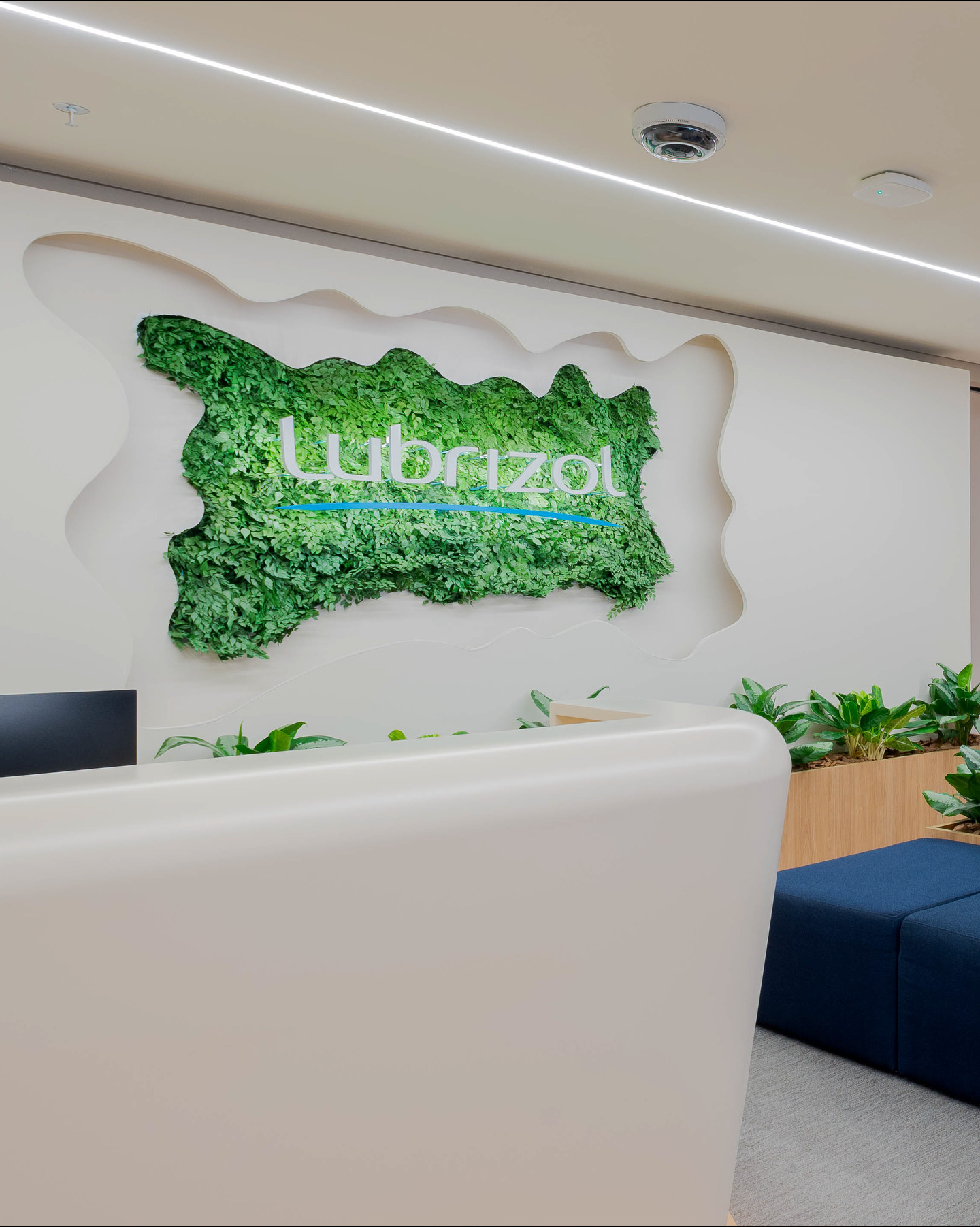 Aqui, a recepção deixa de ser apenas um ponto de chegada e passa a traduzir, logo no primeiro contato, a essência da marca.
Incorporamos o verde vivo ao espaço para conectar ciência, natureza e inovação. Construímos uma linguagem visual precisa, mas não fria. Técnica, sem abrir mão do acolhimento.
Cada elemento foi pensado para comunicar: do volume orgânico na parede à escolha dos materiais, tudo contribui para uma experiência coerente com a diretriz global ONE LUBRIZOL, reinterpretada com sensibilidade local.
Mais do que receber, o espaço apresenta.
Mais do que estética, aplicamos estratégia ao ambiente.
#Sinalização
#ComunicaçãoVisual
#EnvironmentalGraphicDesign
#Wayfinding