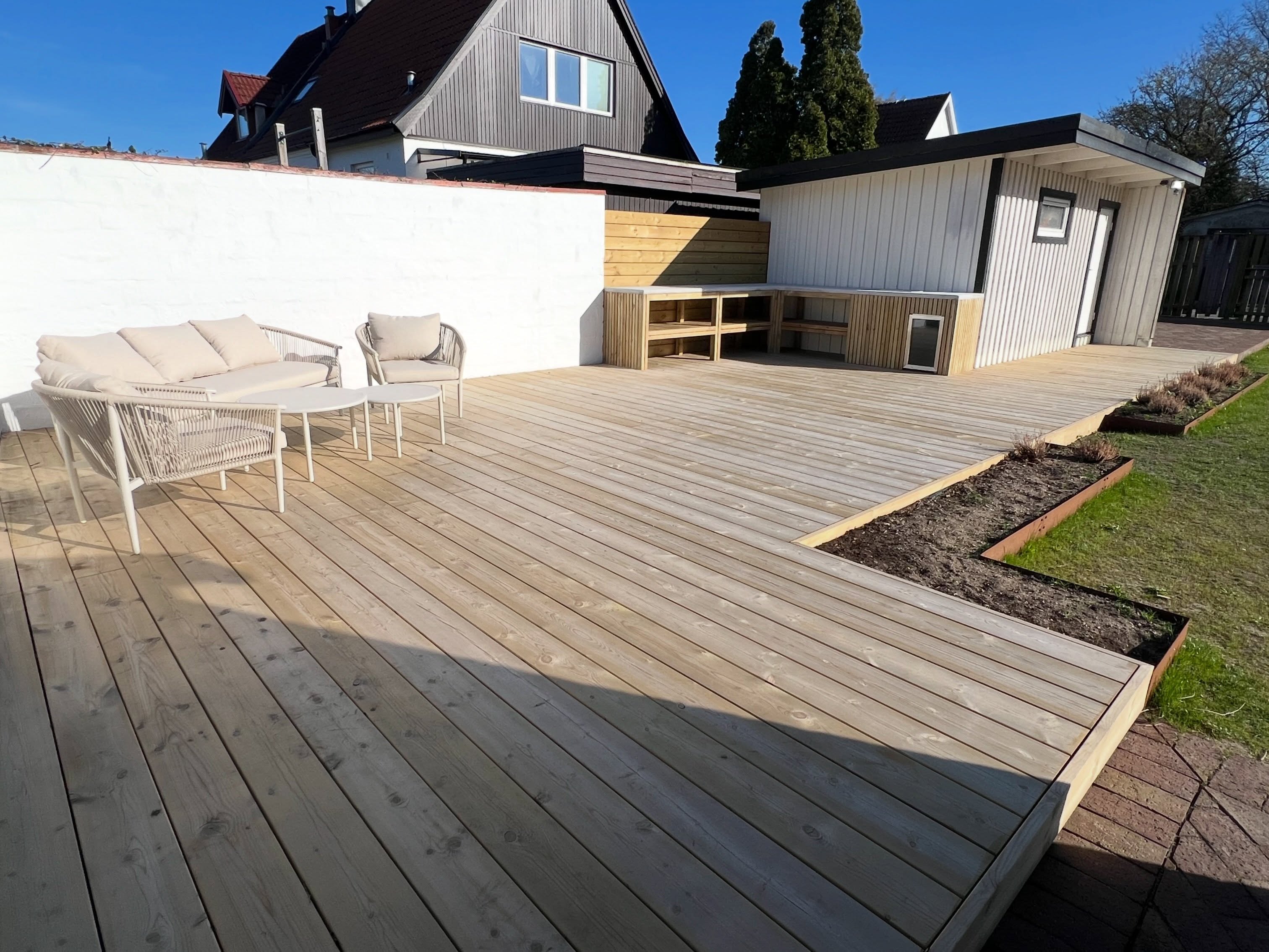 Another #DesignAndBuild complete ✅ here in #Malmö.
Here we added our favourite @beijerbygg.se 34x170mm deckboards with no screws on show.
#Recycled ♻️ the existing #marktegel into a #fishbone fire pit area.
An outdoor kitchen was built and to finish - corten edging from @wernamodesign were installed
🫡👌👍