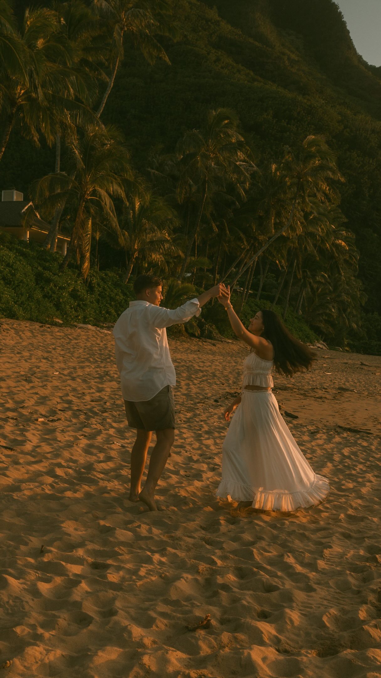 Hawaii sunset 🌺
.
.
🏷️ Hawaii, Hawaii photographer, destination photographer, elopement photographer, engagement photographer, couple photographer, cinematic photographer, European photographer