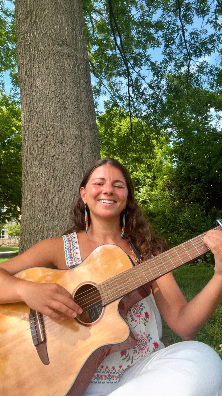 Getting in the flow and singing with the birds.
This melody came through after a tipi on the turn of the lunar year, when we were all feeling that fire horse energy.
The lyrics speak to strengthening and forward motion.
That through the challenges we learn that weight makes our bones stronger.
And as we go onward, like the horse running, we can also remember that there’s no rush (no hay prisa). Roots grow deep with the passage of time.
It’s a work in progress, that will be finished before the year of the horse ends 😝
There’s no feeling to me like getting in this flow and allowing the moment move through me into song.
Voice & Devotion 1:1 Sessions now open- if your voice is calling, the link is in my bio 🤍