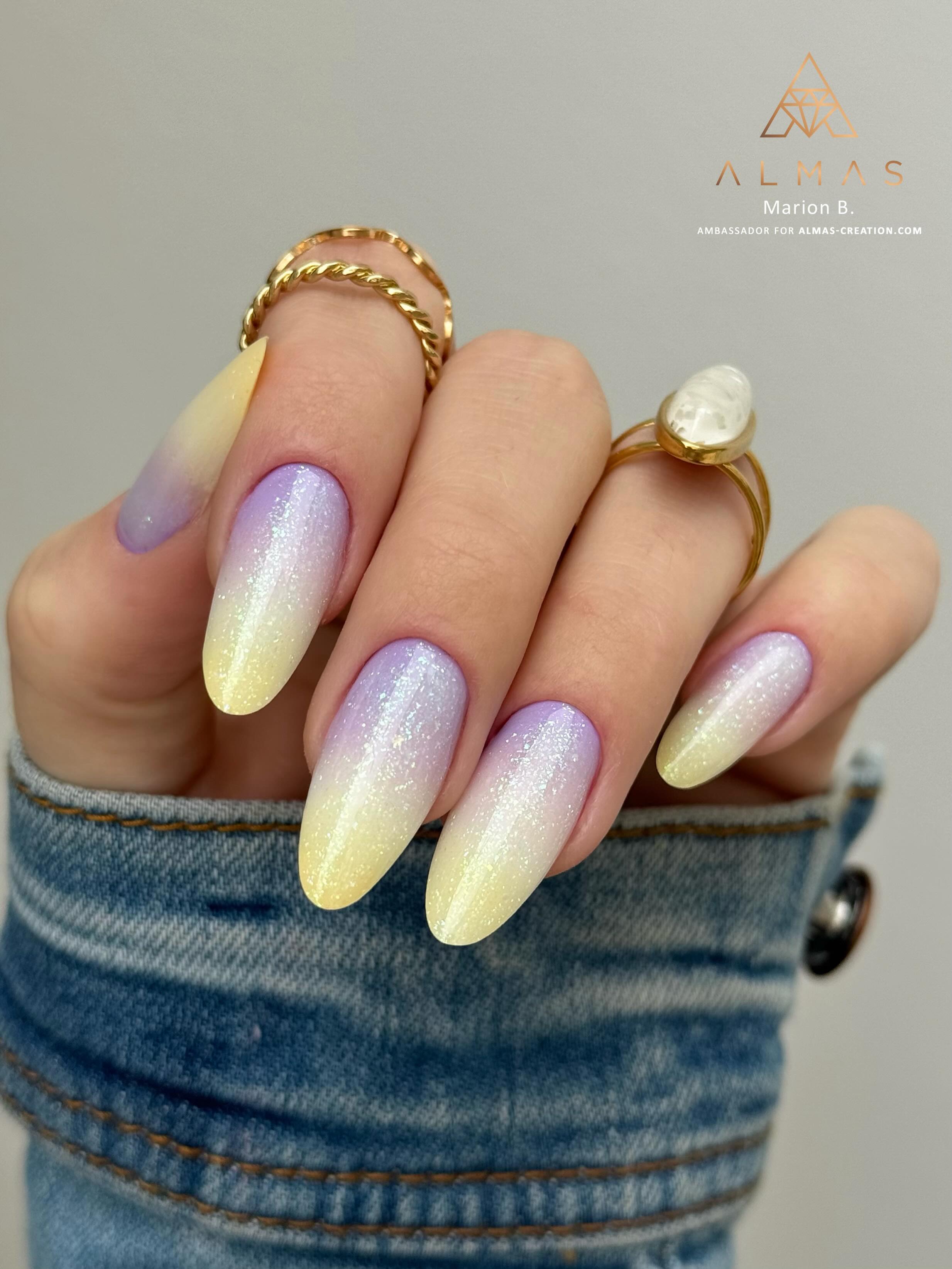 De la couleur, des flakes… voilà un combo parfait avec le retour de ce beau soleil! Si vous aimez ce mariage, faites-le savoir à notre ambassadrice Marion en commentaire! 🤩
Après avoir réalisé sa construction avec le Milky White, elle a réalisé son dégradé de couleur avec le paint Liv et le vernis Butter, avant d’appliquer une couche de rubber base Interstellar 2 puis de finition brillante Crystal Shine. ✨
#rubberbase #rubberbasegel #rubberbasenails #onglesmontpellier #onglesparis
Butter
Rubber base interstellar 2
Crystal shine