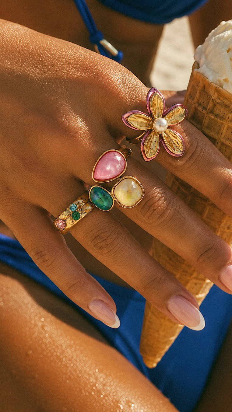 The jewelry the it girls are wearing this summer!
#summerjewelry #beachjewelry #goldjewelry #summer2026 #jewelryreels