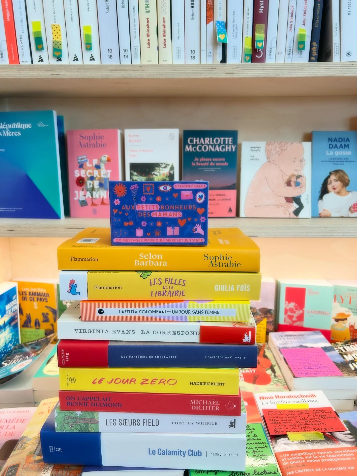 Vous avez oublié l’Evénement de ce dimanche ? Pas de panique, vos libraires ont tout prévu 😎 Petite sélection aux petits oignons :
🌸 « Selon Barbara » de @sophieastrabie chez @flammarionlivres
🌸 « Les filles de la librairie » de @giuliafois75 chez @flammarionlivres
🌸 « Un jour sans femme » de Laetitia Colombani @ed_iconoclaste
🌸 « La correspondante » de @virginia.l.evans chez @edlatableronde
🌸 « Les fantômes de Shearwater » de @charlottemcconaghy chez @gaiaeditions
🌸 « Le jour zéro » d’ Hadrien Klent chez @le.tripode
🌸 « On l’appelait Bennie Diamond » de @michael_dichter aux @lesleonides_editions
🌸 « Les sœurs Field » de Dorothy Whipple chez @edlatableronde
🌸 « Le Calamity Club » de @kathrynstockettauthor chez @robert_laffont
🌸 « La saison des mûres » de @ulrikalagerlof chez @editionsbuchetchastel
#jetaimemaman365joursparanetpasuniquementdimanche
#lettresacroquer #librairiesindépendantes #librairieindépendante #chezmonlibraire
