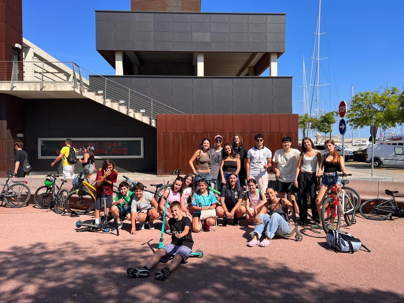 Bona tarda xirusplaiencs i xirusplaienques!! ☀️☀️Aquest dissabte passat els infants vam fer...
🎨Petits vam ajudar al Ronkis a fer una auca amb ple de dibuixos i rodolins sobre les colònies😆👣, ja que ell va rebre una carta📩 d'un infant de l'esplai que deia que havia perdut la seva😩.
🌟Mitjans Petits vam fer una gimcana per diferents llocs emblemàtics de Badalona a partir de pistes. L'última pista els va portar cap a una carta📩 que els citava a tots els mitjans petits😊 i al Cavaller⚔️ a venir el 30 de maig. No us ho perdeu!!🤩🤩
💙Mitjans Grans vam aprofitar el molt bon temps😌 que estava fent per fer jocs d'aigua💧 i fer-nos el primer bany a la platja!!🏖️💛
🩷Grans vam fer el dia del vehicle🚲🛴 i vam acabar a la platja aprofitant el bon dia que feia.😎
🤓Súpers vam jugar al famós programa "Joc de Cartes" amb grups, és a dir, van haver de cuinar🧑🍳👩🍳 plats que després van ser valorats segons la creativitat, sabor, explicació del plat i presentació.😋😋
🧡Joves vam anar a la platja 🏖️i vam jugar al codi secret.🤫🤫
Fins a l'últim dia de l'esplai d'aquest curs!!🥺💙