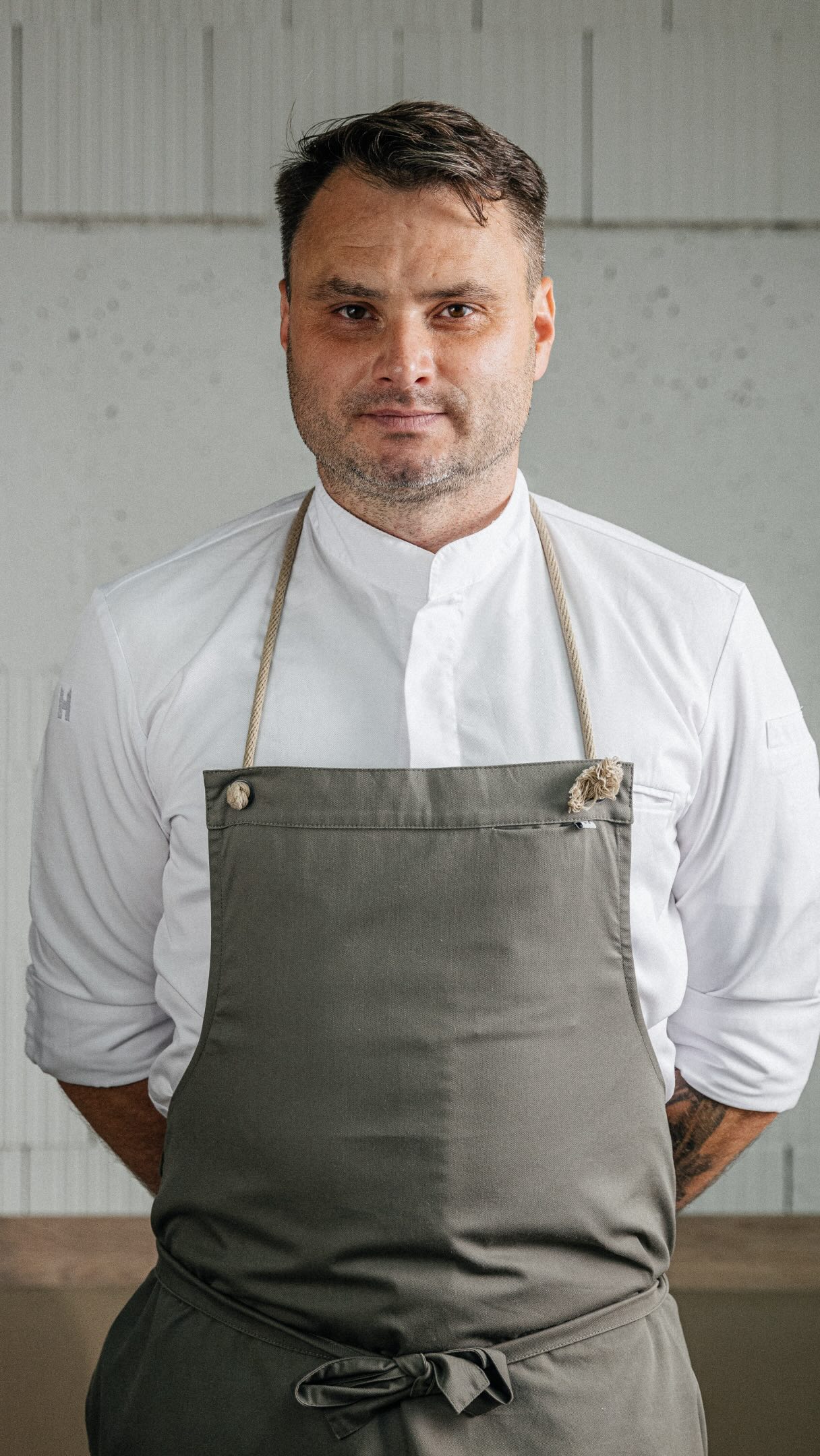 Michelinská hvězda míří do Tišnova! Nenechte si ujít gastronomickou událost roku, která v Na Humpolce odstartuje v sobotu 27. června v 18:00. Vstupenky jsou právě v prodeji u nás na webu!
Naším hostem bude šéfkuchař Martin Štangl – muž, který pro svou pražskou restauraci Štangl získal klasickou i zelenou michelinskou hvězdu za udržitelnost. 🌿 Těšte se na divoké bylinky, staré odrůdy a zapomenuté recepty našich prababiček v moderním pojetí.
A protože skvělé jídlo si žádá skvělé víno, o vinné párování se postará uznávaný sommelier Michal Vavřich! 🍷
🎟️ Varianty vstupenek na webu:
Degustační menu: 3 000 Kč
Degustační menu + vinné párování: 3 500 Kč
Kapacita večera je omezená, tak si zajistěte svá místa včas. Odkaz na nákup lístků najdete v biu! 🍽️