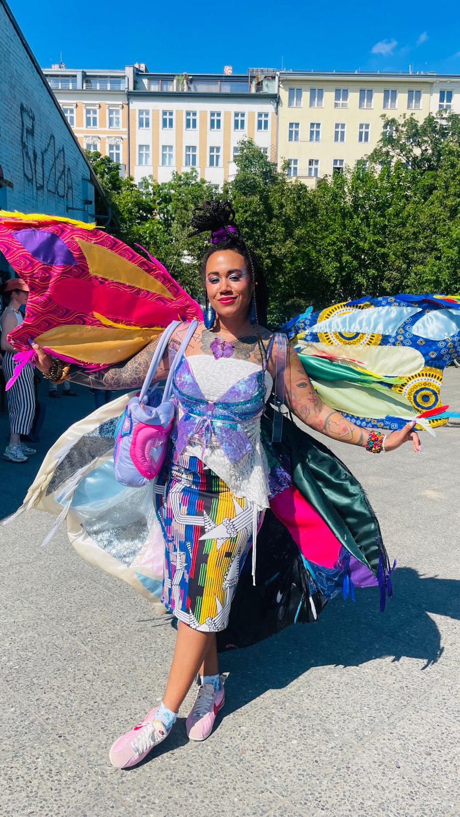 🦋✨ Atelier Cocon Coloré goes Kinderkarneval der Kulturen 2026! ✨🦋
Endlich war es so weit: Unsere liebevoll von @maximiliangedra designten Schmetterlingsflügel aus seiner Zeit im Atelier durften zum ersten Mal durch die Straßen Berlins tanzen! 💖
Überall staunende Blicke, begeisterte Menschen, entzückte Kinder – in der U-Bahn, auf den Straßen, mitten im bunten Trubel des Karnevals 🌈🎉
Ein Tag voller Vielfalt, Kreativität und Magie, genau so, wie wir es lieben.
Danke an alle, die mit uns diesen besonderen Moment geteilt haben 💫
#KarnevalDerKulturen #Ateliercoconcolore #Schmetterlingsflügel #Vielfalt #BuntesBerlin