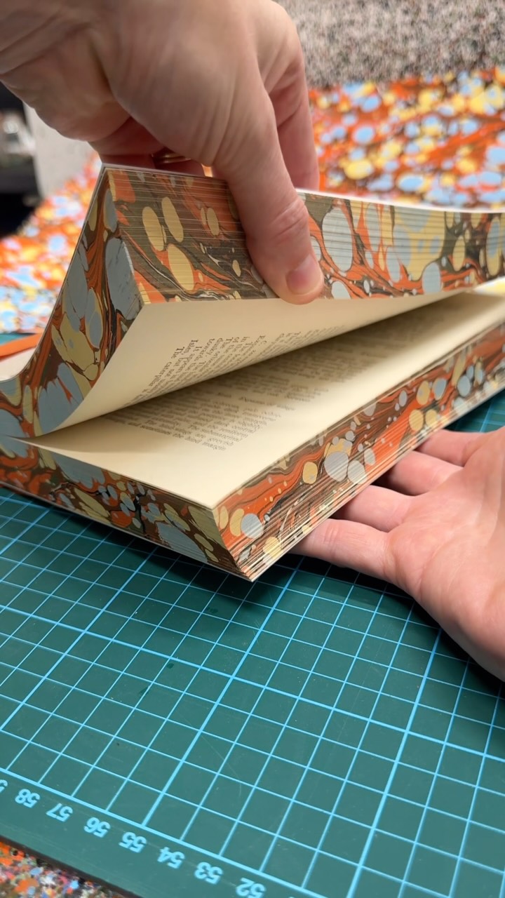 Part 3! Marbling the edges of the pages of the book! I love edge marbling so much, but it really makes me nervous/hold my breath the entire time 😂 I’ve been working on a beautiful bespoke binding of “Butterflies & Moths of the UK”, with embroidery artist Lou @mariposa_london (see previous parts 1 and 2 @wainwrightbookbinding) These marbled patterns and colours are inspired by the stunning peacock butterfly embroidery Lou @mariposa_london is creating for the cover… watch this space! It’s going to be very special 🥹 Follow along to watch the journey take flight! 🦋