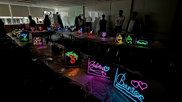 【 Make it Work Studio|相架款霓虹燈工作坊 】
近日,Amazing Neon 團隊十分榮幸受邀為 Make it Work Studio 舉辦了一場別開生面的霓虹燈團建工作坊。在輕鬆愉快的氛圍中,同仁們紛紛化身設計師大膽發揮創意,靈活運用繽紛的霓虹燈帶,親手打造出各式各樣精緻的卡通造型作品。
每一件作品都經過反覆雕琢,完美追求色彩平衡與視覺效果。這不僅是一次充滿成就感的創作體驗,同仁們更將這份獨一無二的「光影藝術」帶回居家或辦公空間,成為展現個人獨特風格的亮眼擺設。
==================================
🔸客製化霓虹燈牌:度身設計 + 專業生產
🔹歡迎聯絡我們,訂做您的專屬霓虹燈牌!
.
🔸Tel/ Whatsapp: 6360 4507 / 或以下連結
https://wa.me/85263604507
🔹FB: AmazingNeon
🔸IG: AmazingNeonHK
🔹Website: www.amazingneonhk.com
.
#Amazingneon #Neonlight #neonsigns #hknight #wedding #prewedding #neonworkshop #workshop #diyworkshop #hkonlineshop #homedecor #brithday #weddinggift #LEDneonlight #霓虹燈 #霓虹燈牌 #香港 #攝影道具 #LED霓虹燈 #香港招牌 #工作坊 #霓虹燈工作坊 #霓虹燈DIY #teambuilding