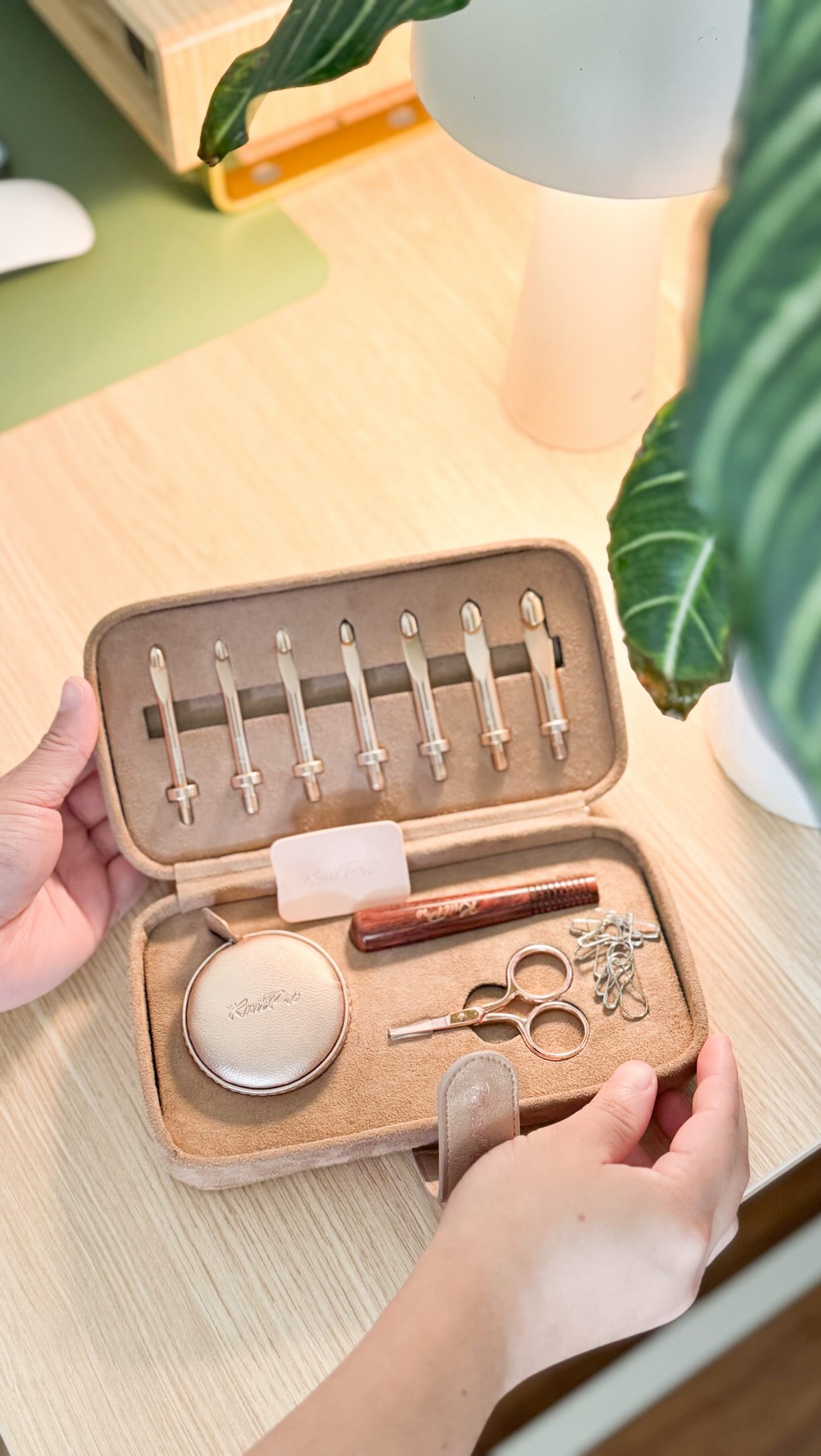 Nuevas agujas intercambiables favoritas desbloqueadas ✨
Les enseño este hermoso set Oasis de KnitPro 🐌
Incluye 7 tamaños de agujas intercambiables:
5.5 mm, 6 mm, 6.5 mm, 7 mm, 8 mm, 9 mm y 10 mm 🍄🟫
Las agujas tienen mango de madera en tono rosewood y puntas metálicas rose gold que además de verse preciosas hacen que el tejido fluya súper bonito ✨
También incluye accesorios súper útiles como:
🤍 cinta métrica retractable
🤍 tijeritas
🤍 marcadores
🤍 gripper para ajustar las agujas
Y el estuche está demasiado bonito y suavecito, perfecto para llevar tus proyectos a cualquier lado 🫶
Estoy pensando en hacer algo súper bonito con estas agujas 👀✨ así que muy pronto se los estaré compartiendo.
Las pueden conseguir en la página de @knitproeu
#crochet #crochethook #knitpro #tejido #lovecrochet