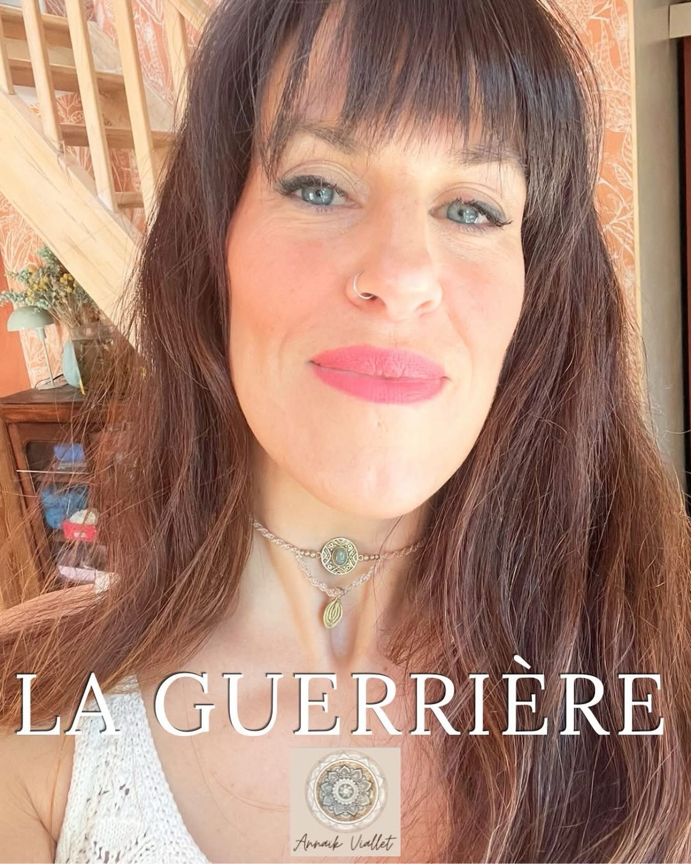 Nouvel article sur mon blog
« Que se passera-t-il si je lâche ?
Que se passera-t-il si la guerrière se repose enfin ?
Cela fait plusieurs mois que je travaille sur cette problématique en moi.
Ce problème permanent dans lequel la notion de danger est partout et permanente dans ma vie.
Mon système nerveux est en alerte permanente. On peut appeler ça aussi, être sur le qui-vive. Mais on appelle ça surtout le stress post-traumatique. Et il dure depuis tellement longtemps qu’il est devenu ma personnalité. Et tu sais, la personnalité ce n’est pas ton identité, la personnalité c’est une construction du cerveau, façonnée par les expériences de la vie et ce que ton être a décidé d’en faire, avec son libre arbitre. »
Suite sur mon blog : lien dans ma bio