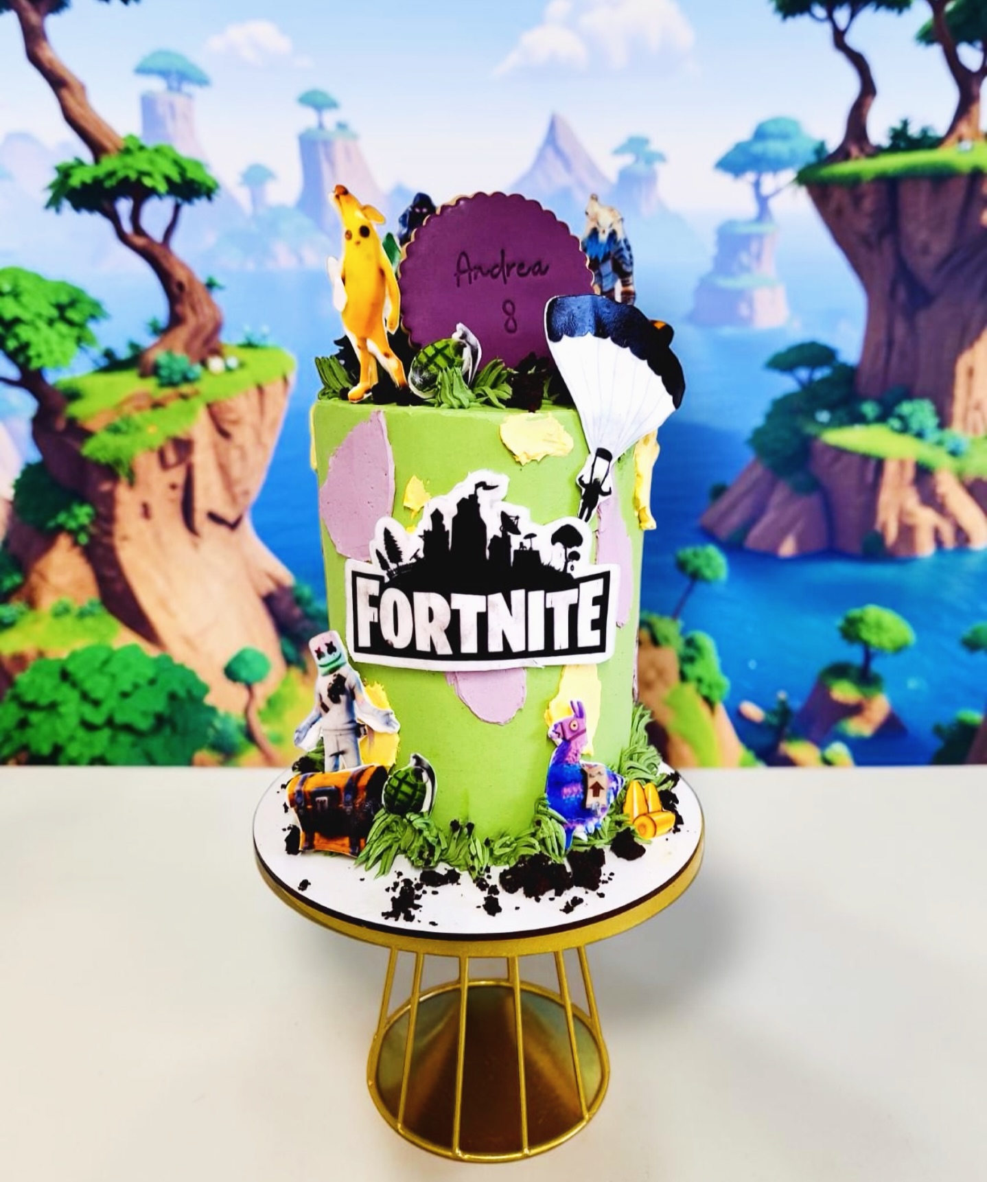 Je crois qu’on peut officiellement dire que Fortnite a débarqué dans le cake design. 🎮🔥
Entre les loot boxes, le lama, les grenades, Banana et le décor en mode “map Fortnite”…
ce gâteau, c’est clairement une mission légendaire. 😭
Et honnêtement…
voir les yeux des enfants quand ils découvrent LEUR univers préféré en version gâteau, ça reste ma partie préférée du métier. ✨
Team Fortnite ou team “encore un skin à acheter pour rien” ? 👀😂
✨ Sugar Event continue l’aventure depuis un laboratoire privé à Cagnes-sur-Mer.
Gâteaux sur commande uniquement • retrait sur rendez-vous.
📩 Infos, tarifs & formations disponibles via le lien en bio.
#fortnitecake #cakedesign #birthdaycake #fortnitebirthday #sugareventbyemma