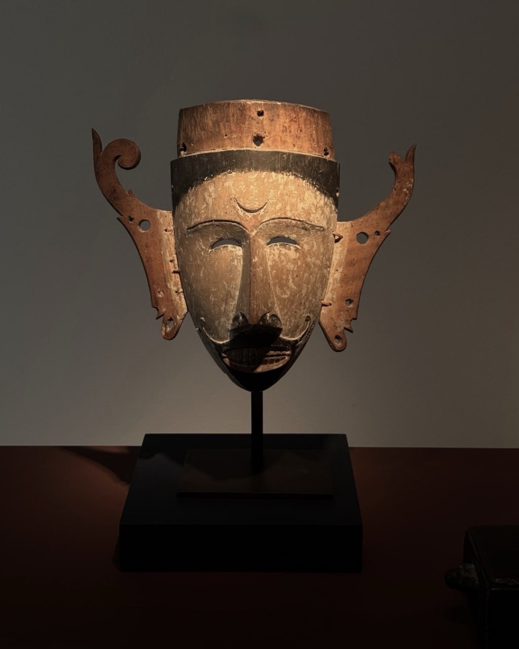 Chez GÅRON, nous ne commençons jamais un intérieur par le mobilier.
Nous commençons par l’atmosphère :
- la texture du bois,
- la profondeur de la pierre,
- et des intérieurs créés par les proportions, la lumière et des objets soigneusement sélectionnés.
Paris Tribal, qui s’est tenu du 12 au 17 mai 2026 dans le quartier de Saint-Germain-des-Prés à Paris, a une nouvelle fois réuni des galeries spécialisées dans les arts anciens d’Afrique, d’Amérique, de l’Himalaya, d’Indonésie et d’Océanie.
Des pièces rares, choisies avec intention.
Des objets qui ne dominent pas l’architecture, mais la complètent discrètement.
Car un véritable intérieur ne se décore pas.
Il se compose avec le temps.
. . .
GÅRON | Architecture & Design
www.garon-promo.ch