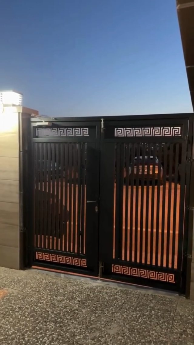 Proje 3 15 Yıl Boya Ömrü, Galvaniz Çelik Gücü ve Özel Tasarım Bir Arada. 🔥 Bir sitenin ana giriş kapısı tamamlandı. Tamamen galvaniz çelik konstrüksiyon ile üretilen bu özel tasarım kapı sistemi; yıllarca paslanma, deformasyon ve bakım problemi yaşamadan kullanım için geliştirildi. ✔ Galvaniz çelik gövde ✔...
