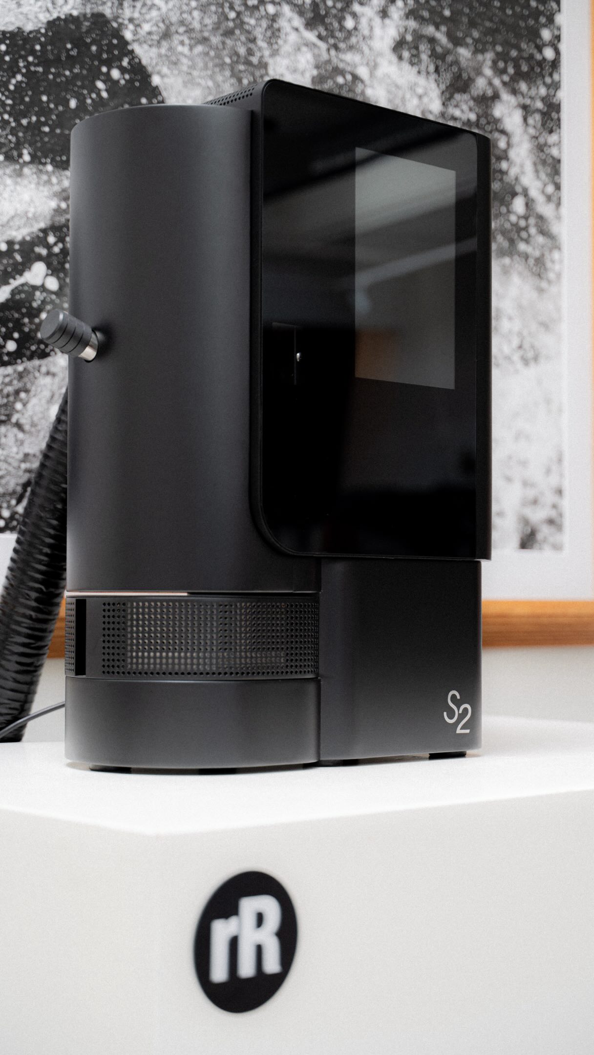 For en stund siden kom det nyeste tilskuddet til @stronghold_roasters - familien til oss i rRebel, nemlig S2. En liten brenner med kraften til en produksjonsbrenner i en kompakt microbatch-maskin. Det har vært mange runder med testing og brenning her i huset, og vi er begeistret! 🙌🏻 Les mer på nettsiden vår – link i bio!
.
.
.
.
.
.
#rrebel #kaffeutstyr #kaffepause #roastingcoffee #coffeeroasters