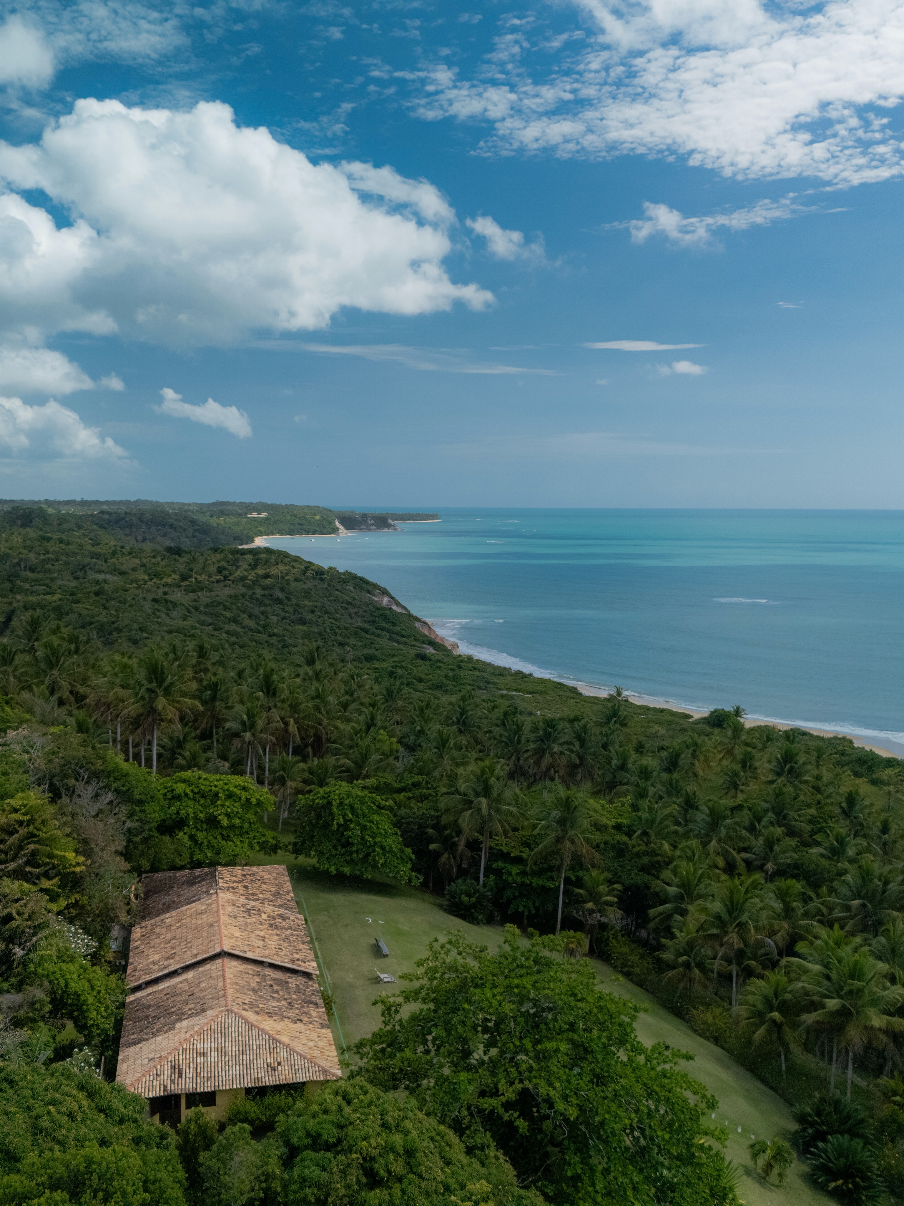 Na Fazenda Espelho da Maravilha, o mar não é apenas paisagem. Ele dita o ritmo.
A Praia do Espelho é um dos trechos mais preservados da costa baiana. Águas translúcidas, falésias, coqueiros e um cenário que parece não ter pressa de se revelar.
A Fazenda conta com quatro casas que podem ser alugadas juntas ou separadamente, recebendo até 18 pessoas. Consulte disponibilidade no link da bio.
Fazenda Espelho da Maravilha — Praia do Espelho — Bahia