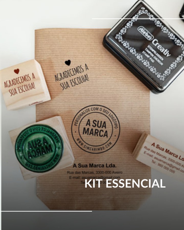 O Kit Essencial de Carimbos Personalizados é a forma mais simples de começar a usar carimbos no teu negócio sem complicações. Inclui tudo o que precisas para começar a carimbar de imediato, com consistência desde o primeiro uso.
⠀⠀⠀⠀⠀⠀⠀⠀⠀⠀
O Kit Essencial inclui:
✔️ Carimbo 45 x 45 mm para o teu logótipo
✔️ Carimbo de mensagem “Agradecemos a sua escolha” (ou outro da coleção)
✔️ Carimbo 25 x 50 mm para contactos ou redes sociais
✔️ Almofada de tinta Stieber Creativ – Preto
✔️ Recarga de tinta Coloris preta (28 ml)
⠀⠀⠀⠀⠀⠀⠀⠀⠀⠀
Um conjunto pensado para quem quer começar bem, de forma prática e sem dúvidas no processo.