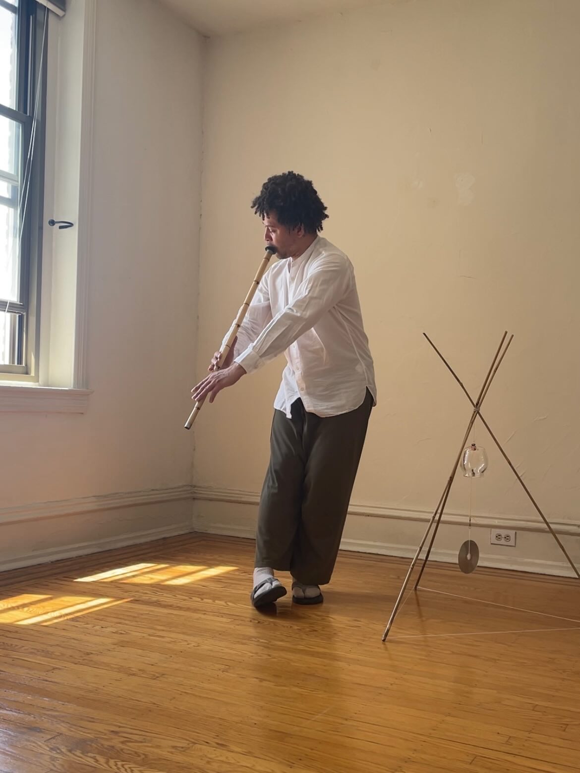 “Impossible Crossings features an improvisation around a sound sculpture of glass bells. The piece wonders about longing and the inevitable transformation of past and present. The sculpture was developed in North Cyprus and renders the poetic imagery of cage-free sheep and goats transgressing the militarized divide of current Cyprus.” 🌀🔔🌀
✨Juan Castrillón @juan.el.ibrahim 🌀🔔🌀 (he/they) is a performing artist, multimodal cultural anthropologist, and ethnomusicologist with regional expertise in Türkiye and the Northwest Amazon in Colombia. His art practice fosters world-shifting, and the production of micro-atmospheric instantiations of light and affect. His work dialogues with contemporary debates about decoloniality, visual and sound/music cultures, and indigenous analytics of the body, space, magic and technology.
……
📆MAY 29, 2026
Doors at 6:45pm
Show at 7pm
📍The Art Room Studio
2329 S. 3rd St. - 2nd Floor
$15 - $35 • pay at door
*no one turned away for lack of funds*
Studio Works is an informal performance series for local artists to share work in any stage of their process. Artists are given studio space and complete full agency over how and what they share.
🖇️ Link in bio for full program and accessibility info
🌻Stay tuned for more artist spotlights