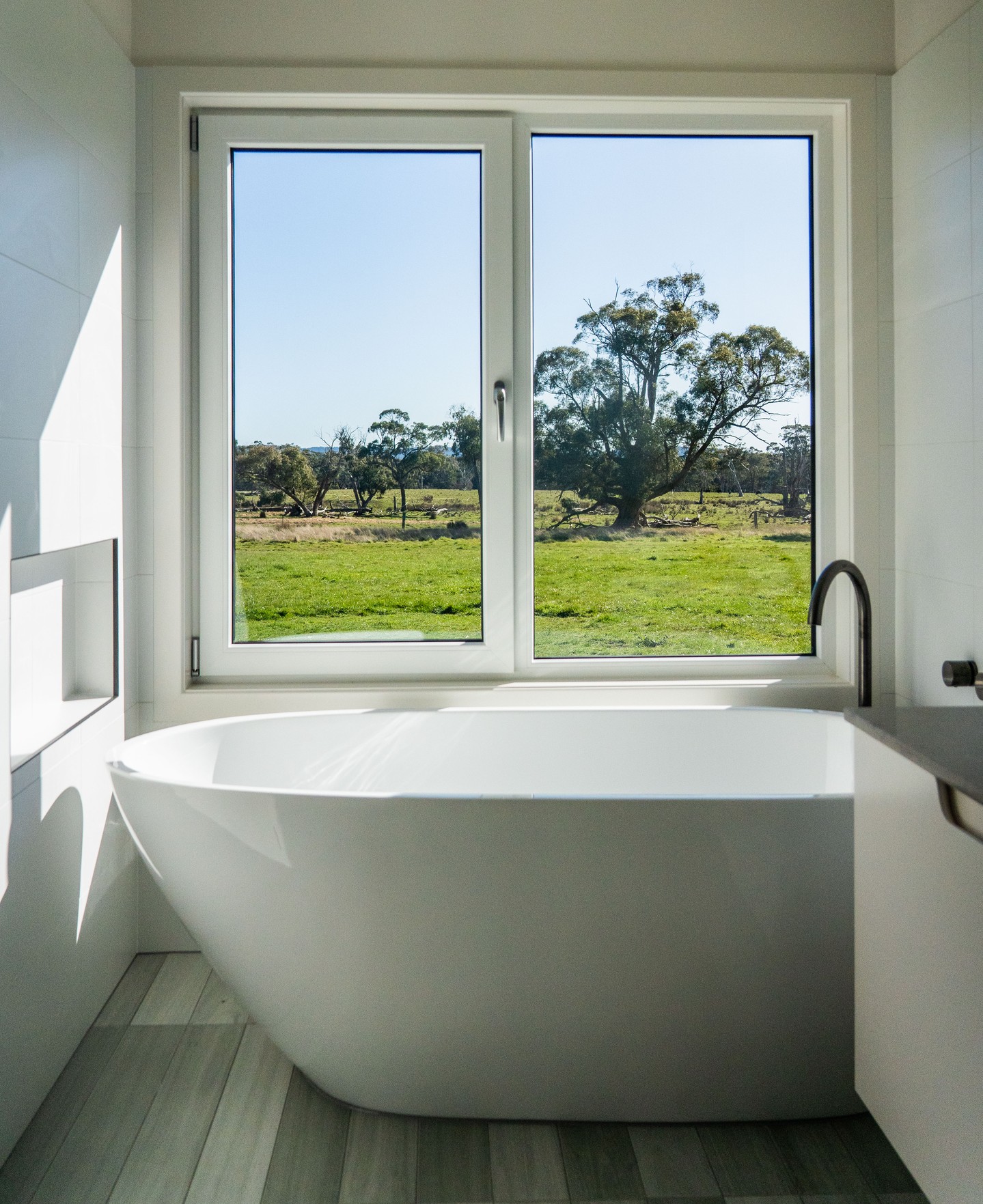 A freestanding bath positioned to look straight out over open farmland - the kind of outlook that only comes with building on a rural block in Central Victoria. Privacy, space and a view that no neighbouring roofline will ever interrupt.
#buildtrendhomes #macedonrangesbuilder #ruralbuild #customhome #centralvictoria
