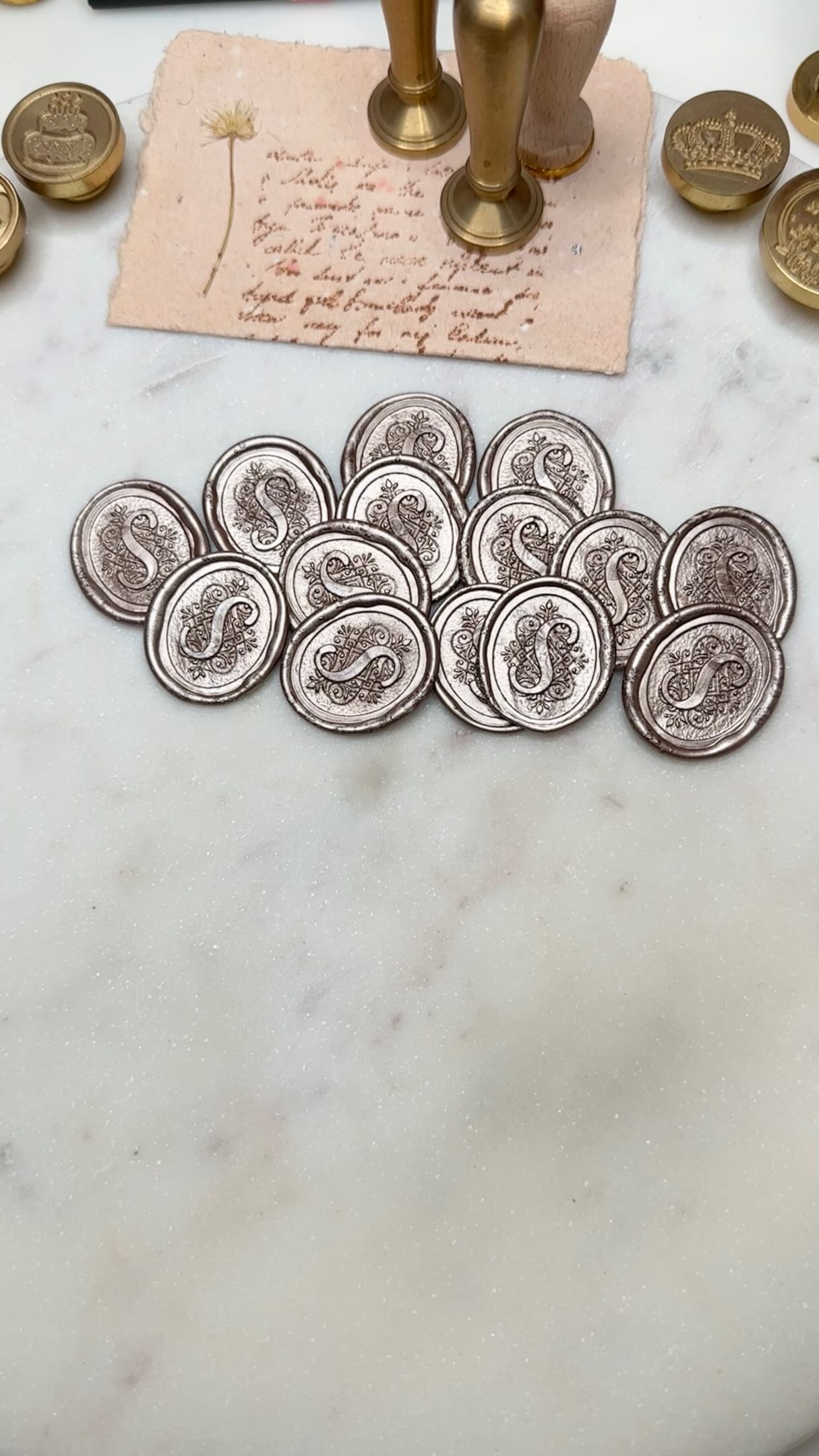 Luxury! ✨
If you’re looking for that luxe touch, you found it!
#LuxuryWaxSeals #LetterS #Champagne #AustraliasLuxuriousWeddings #WaxSealStickers