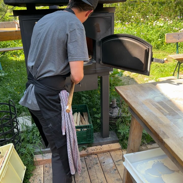 Endlich wieder Pizza-Freitag 🍕🔥
Super Wetter ist angesagt und der Teig ist schon perfekt am reifen ☀️
Wir haben schon sehnsüchtig drauf gewartet – ab morgen gibt’s wieder beste Hüttenpizza aus dem Holzofen 😍
#PizzaFreitag #Hüttenpizza #PizzaLove #Wochenende #sarotlahütte