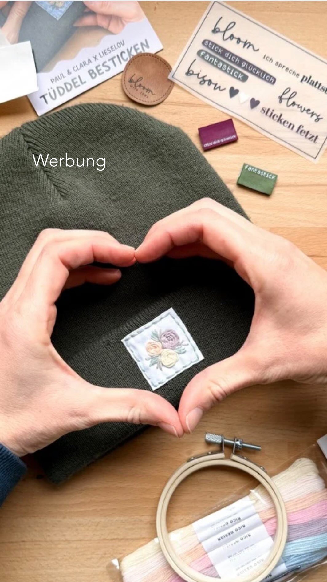 Ich freue mich sehr, dass ich dieses Jahr Teil der Women Edition des Tüddel Kalenders von @paulundclara sein darf. 𝚆𝚎𝚛𝚋𝚞𝚗𝚐
Mein Set enthält alles, was du brauchst, um dir ein kleines Label mit einem feinen Blumenmotiv zu besticken – ein ruhiges, schönes Mini-Projekt für zwischendurch.
Mit dabei sind:
• ein Stickrahmen
• ein bestickbares Kunstleder-Label
• passende Weblabel
• Bügel-Patches
• zusätzliches Stickgarn und Nadel
• und die Vorlage für das kleine Blumendesign
Ein rundes Set für alle, die gerne etwas Persönliches gestalten und ein kleines DIY für sich einbauen möchten.
Ich bin sehr gespannt, wie eure Ergebnisse aussehen. 💛