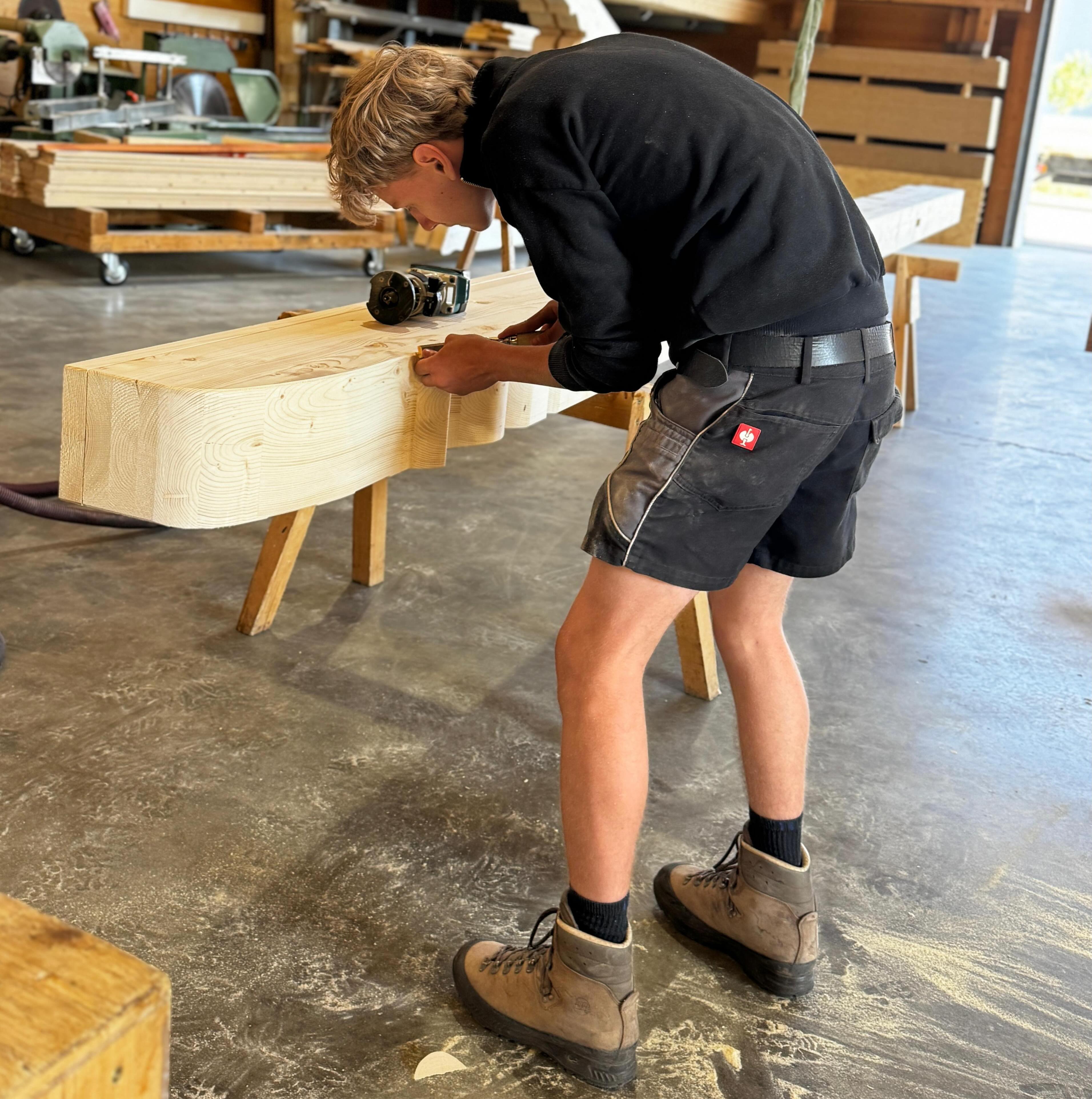 FERIENJOB🌞
Diese Woche war Marinus bei uns in der Zimmerei im Ferienjob & hat mit angepackt. Hier sieht man ihn beim Herrichten der Pfettenköpfe.⚒️
Schee, dass du do warst - hod uns gfreid🤗
#holzbau #zimmererhandwerk #ferienjob #zimmereiniederthanner #ichzimmeremirmeinezukunft