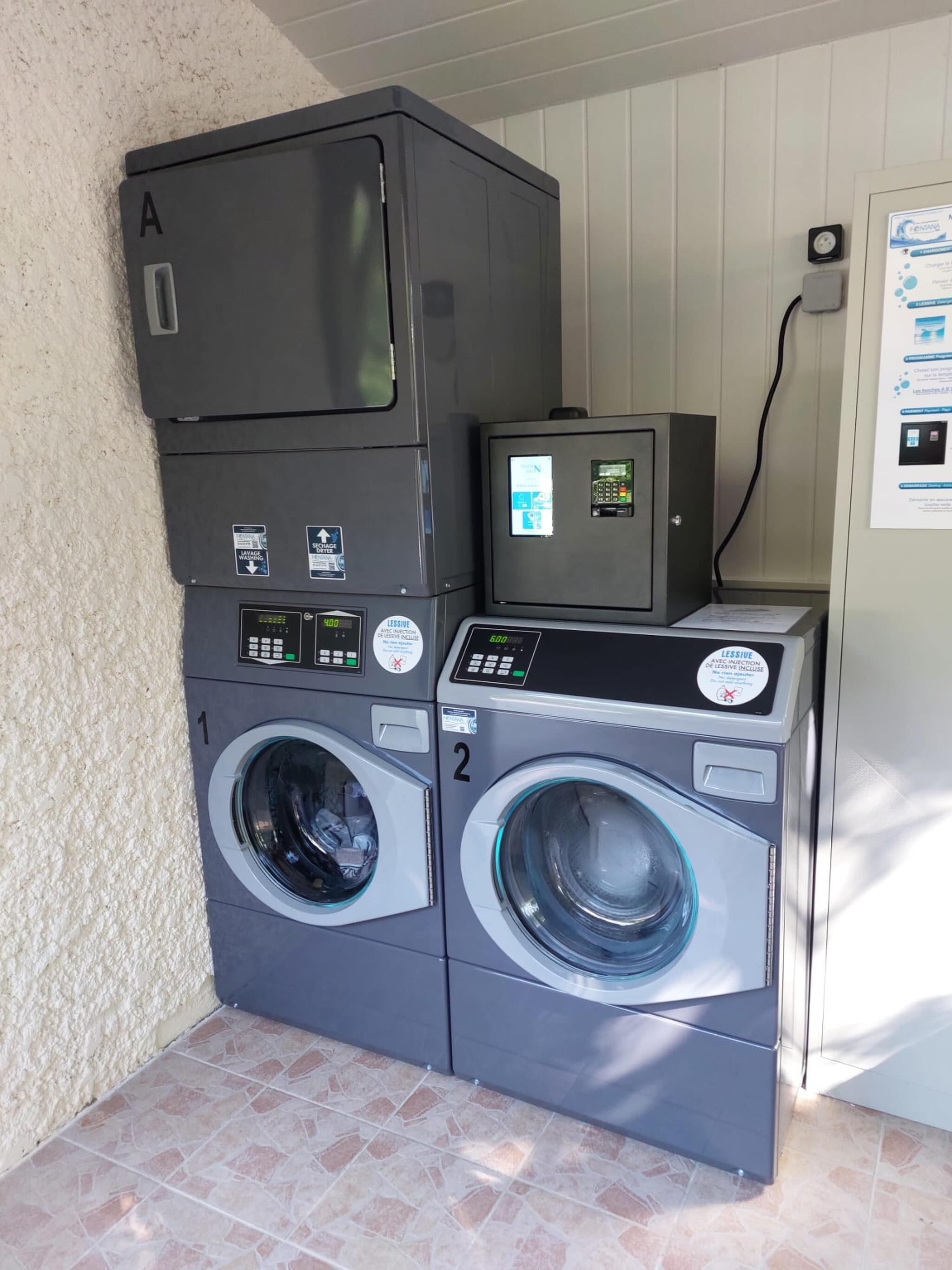We hebben de wasmachines en droogkast vervangen door nieuwe toestellen ✨
Zo kan je tijdens je verblijf nu nog makkelijker en beter je wasjes doen!
Of je nu een korte tussenstop maakt of langer geniet van de camping, onze vernieuwde wasruimte staat opnieuw helemaal klaar voor jullie 🧡✨