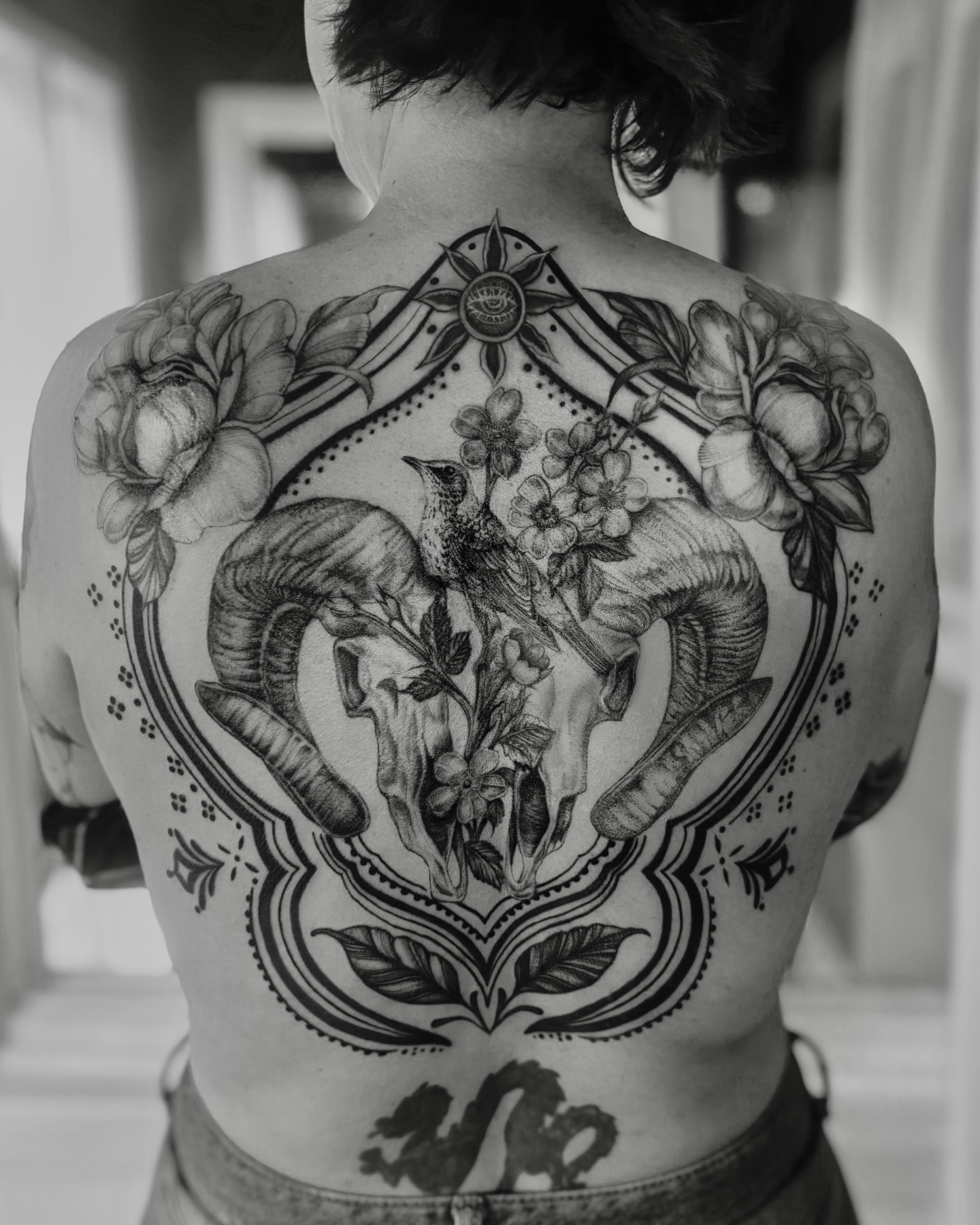 𓄅Hard Headed Ram skull can still be someones soft home🪹🐦⬛🤍 Strong Women really blossom in the hardest places• got to bring this full back piece to life and I’m honestly obsessed with how beautifully everything came together. ✷
This piece blends ornamental framing, ram skulls, florals, and soft nature elements into one symmetrical composition flowing with the shape of the body. I wanted it to feel elegant but powerful delicate details balanced with bold structure.
Definitely one of those projects that reminds me why I love creating large-scale custom work so much. Thank you for trusting me with something this special Carolyn. ♡
Done at @thefallenfig.studio
📍Roanoke / Fort Worth, Texas
🖤 Booking through yayaink.com
