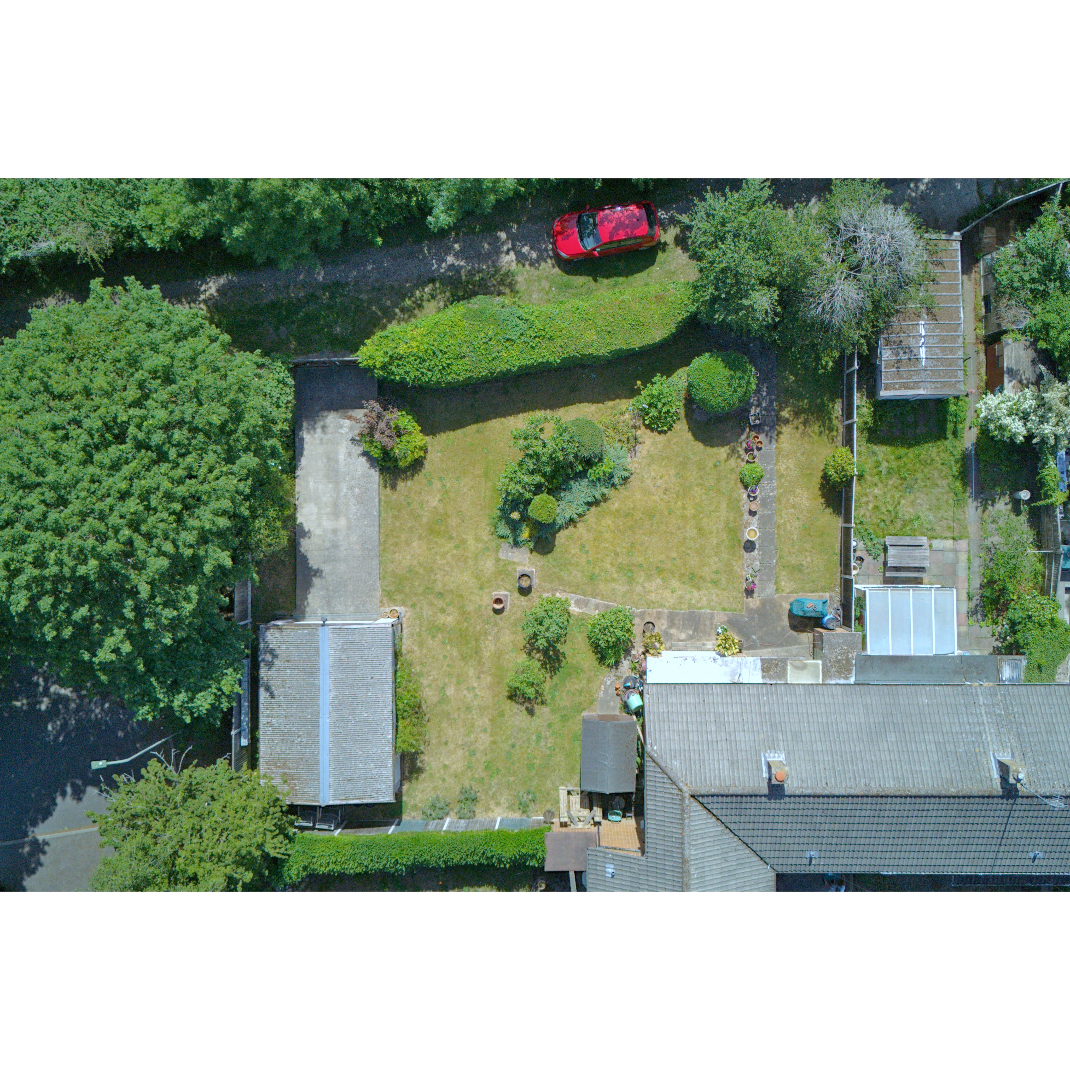 Sometimes the only way to capture the scale of a plot is with a drone. Always bring mine to a shoot, just in case.
Also well done to Kevin from @hamiltonchase.barnet for finding a buyer for this one so quickly!
#dronephotography #propertyphotography #hertfordshire