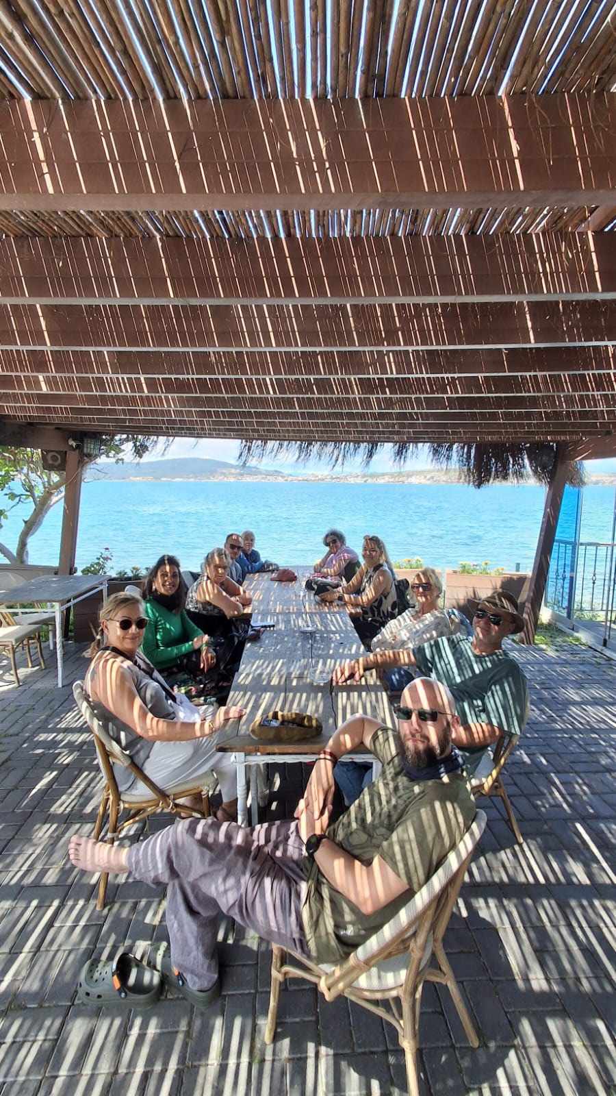 Unsere etwas andere Yogareise ist nun zu Ende… Wir haben miteinander eine wunderbare Zeit erleben dürfen. Bei dieser Yogareise ging es nicht nur um Yoga, sondern um das Miteinander und das Kennenlernen der Kultur in diesem Ort. Lasst euch inspirieren von den Bildern, die wir dort erlebt und gelebt haben. Vielleicht magst du nächstes Mal auch dabei sein. Im Jahr 2027 wird es zwei Reisen geben im Mai und im September. Ganz bald werden die neuen Termine online gehen und wir freuen uns auf Fragen, Rückmeldungen und natürlich Anmeldungen. Alle weiteren Informationen kannst du unter info@yogabar.de anfragen.
Türkei/Ayvalik
#yogareise #ayvalık #yogaurlaub #reformerpilates