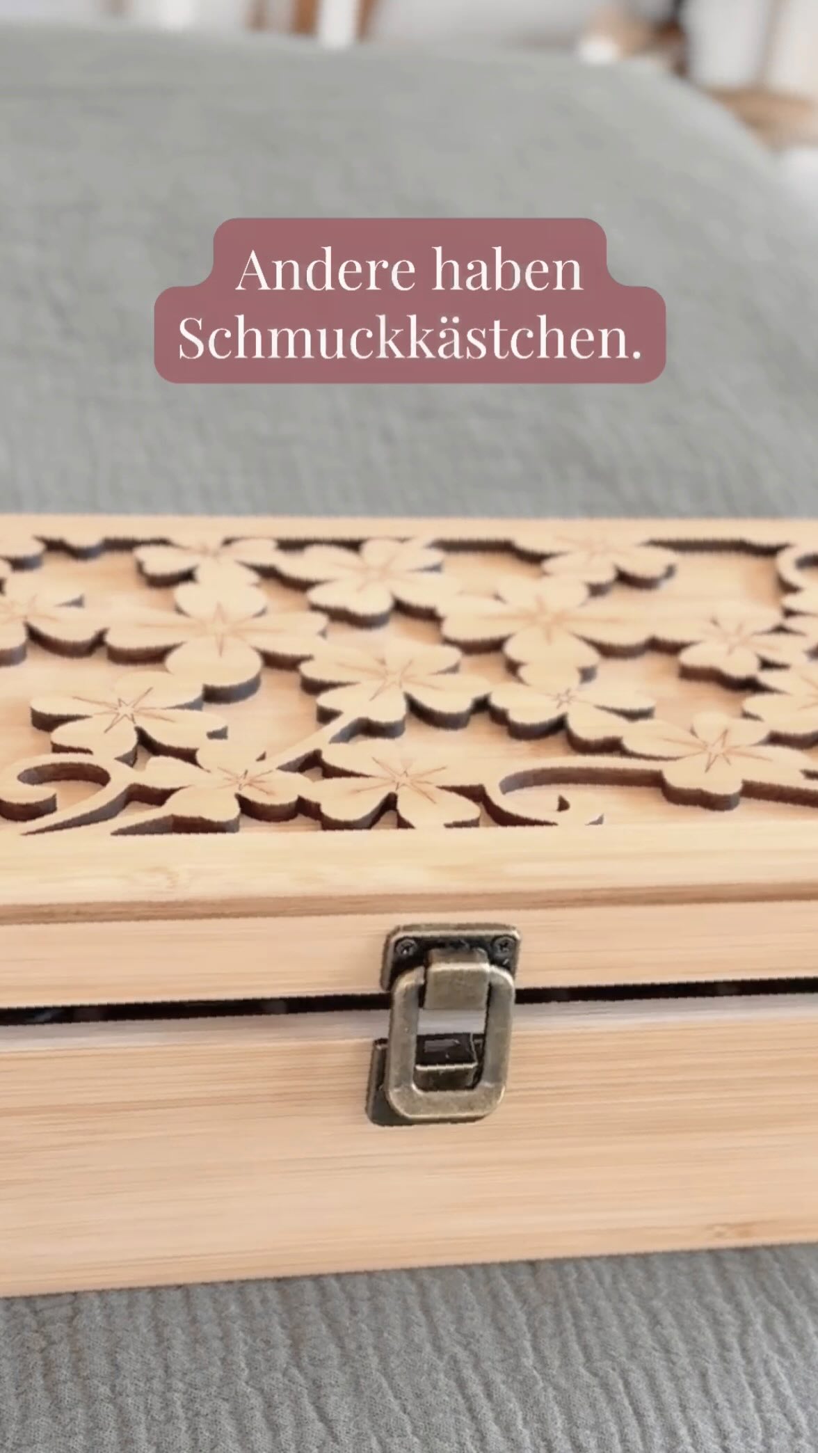 Jedes Fläschchen ist ein kleiner Schatz: hochkonzentriert, kostbar und voller Pflanzenessenz.
Für 1 Tropfen Rosenöl braucht es ungefähr eine ganze Handvoll Rosenblätter – deshalb sind gute ätherische Öle so wertvoll.
In der Aromatherapie steht für mich das Individuelle im Zentrum: Nicht jeder Duft passt zu jeder Frau. Deshalb stimme ich jeden Duft achtsam ab — und arbeite in meinen Behandlungen oft mit persönlichen Riechstiften für den Alltag.
#aromatherapie #naturheilpraxis #frauenheilkunde #hinwil #zürcheroberland