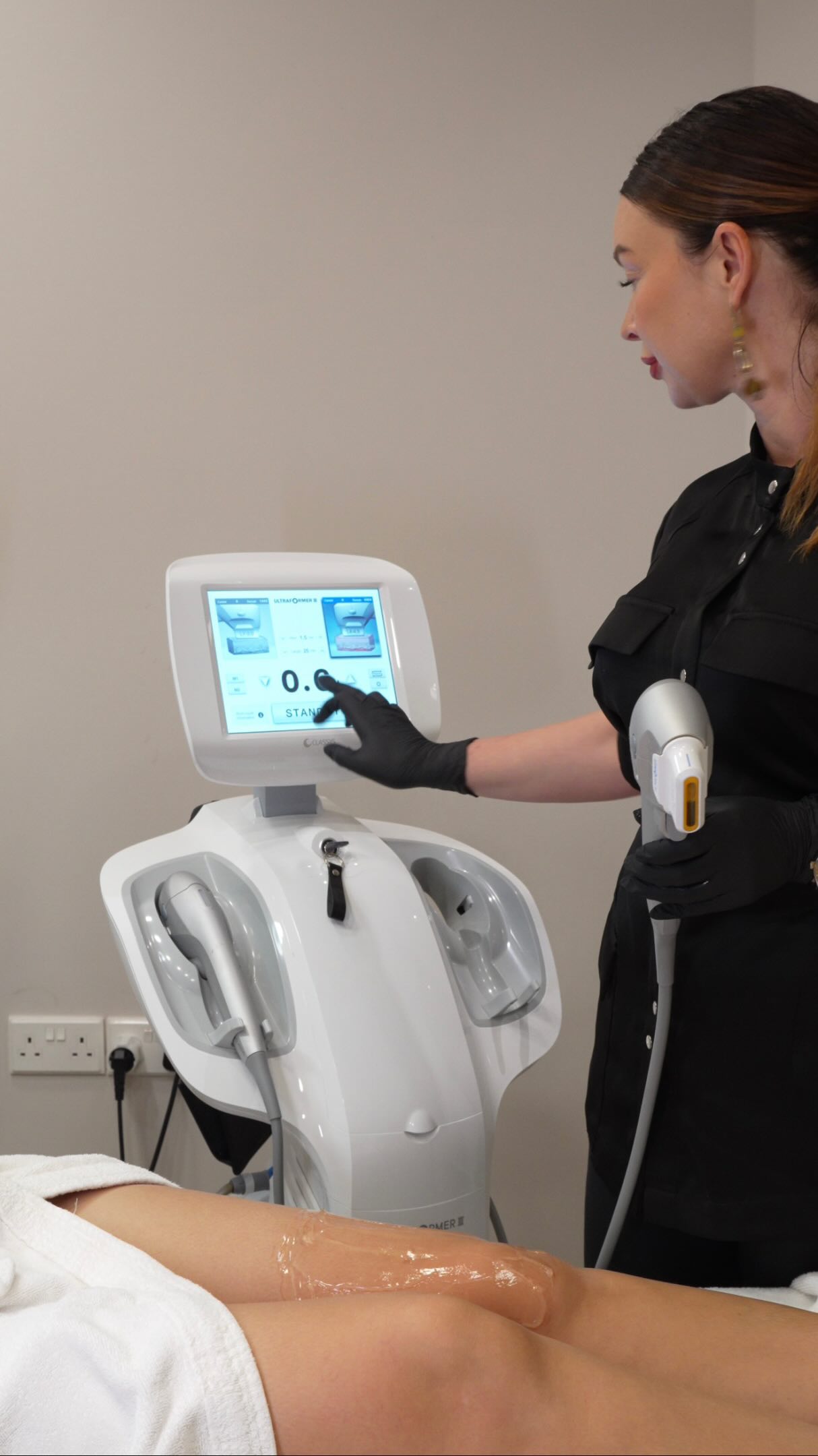 Looking to tighten loose skin that doesn’t respond to exercise or restrictive diets?
🔝ULTRAFORMER works in the areas that are often difficult to improve, delivering a powerful lifting effect across different parts of the body:
✔️knees
✔️hands and inner arms
✔️elbows
Visible results after just one session:
▪️improved skin firmness and elasticity
▪️reduction of localized fat deposits
▪️less sagging and skin laxity
▪️in just 30 minutes
The results continue to improve over the following 3 months, becoming even more noticeable over time.
There is no downtime or recovery period, so you can return to your usual routine immediately after the treatment.
Book your ULTRAFORMER ultrasound SMAS-lifting treatment and achieve a firmer, more sculpted body✨
70000272 | DM to book
🕐 Mon–Sat | 9:00–20:00