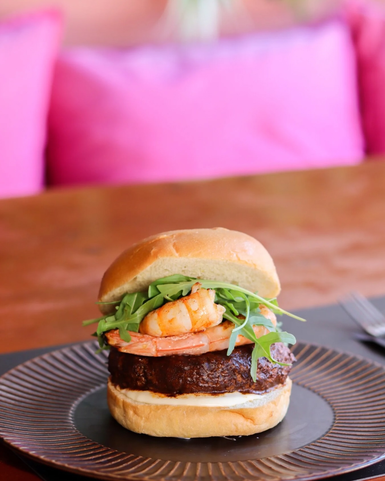 Taste that breaks the ordinary.✨
The 4th Monkey Burger brings together Black Angus beef, cajun shrimp, parmesan–porcini sauce, and fresh rocket in one unforgettable bite.🍽️
#3wisemonkeys#restaurant#bar#assos#kefalonia