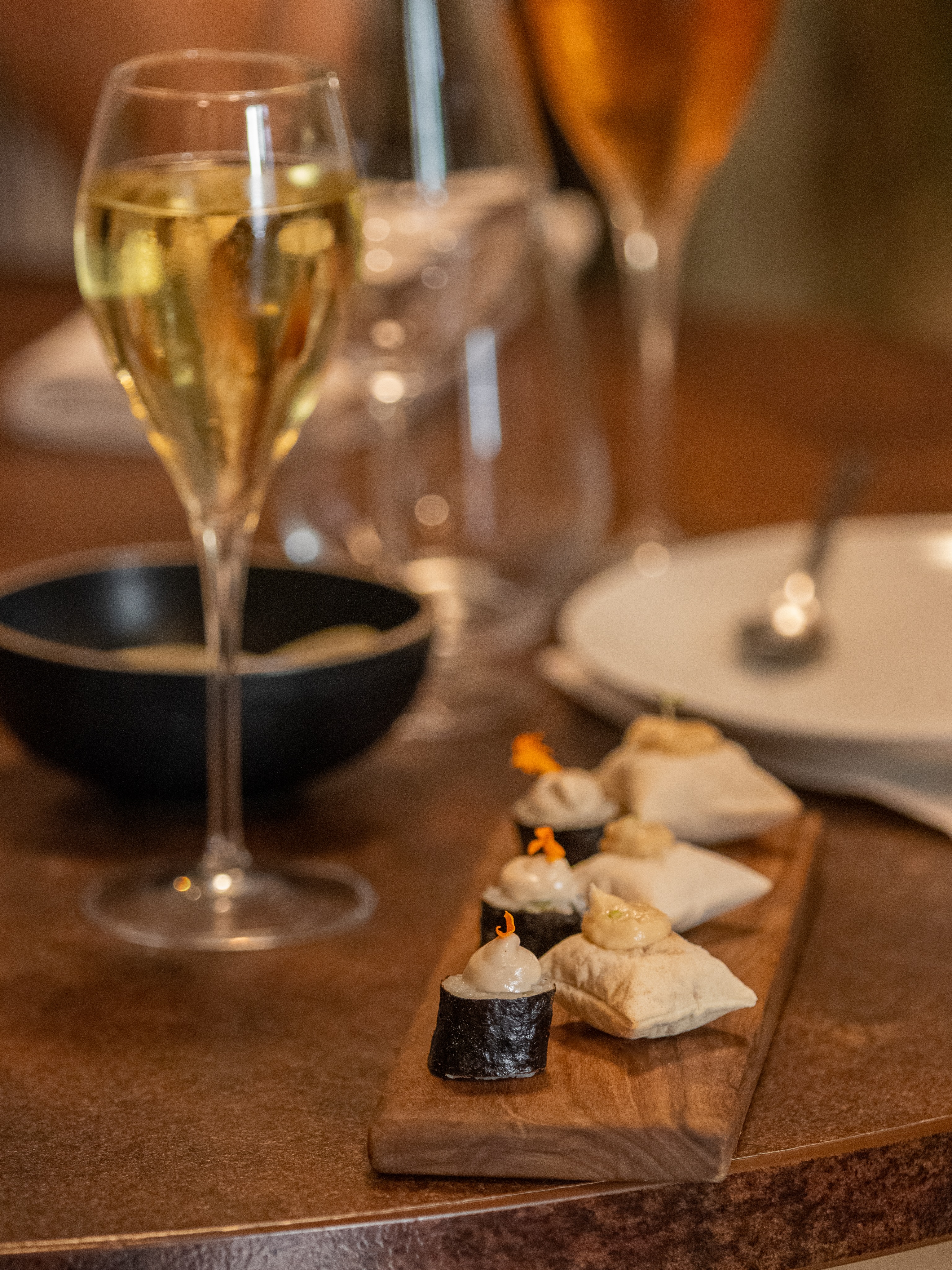 Des premières bouchées délicates, accompagnées de bulles… le début parfait d’une belle soirée 🥂
‣ Réservez votre table sur www.larazur.fr