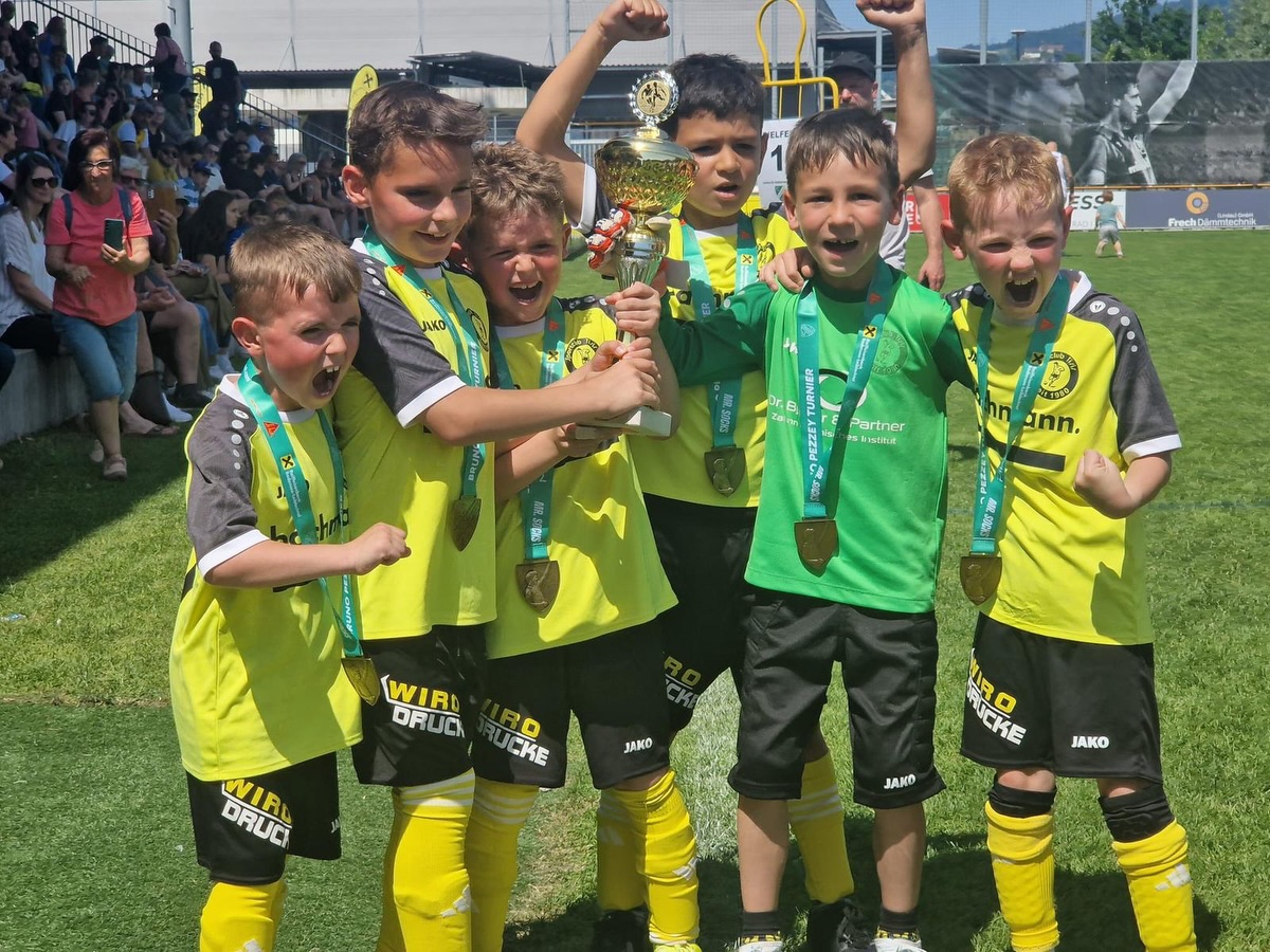 Unsere U8 hat am 24.05 das Bruno Pezzey Turnier in Lauterach gewonnen.
Somit haben sie den Titel verteidigt.🏆
Gratuliere Jungs und weiter so! 🥳💪🏼
#sctisis #💛🖤 #u8 #titelverteidigung