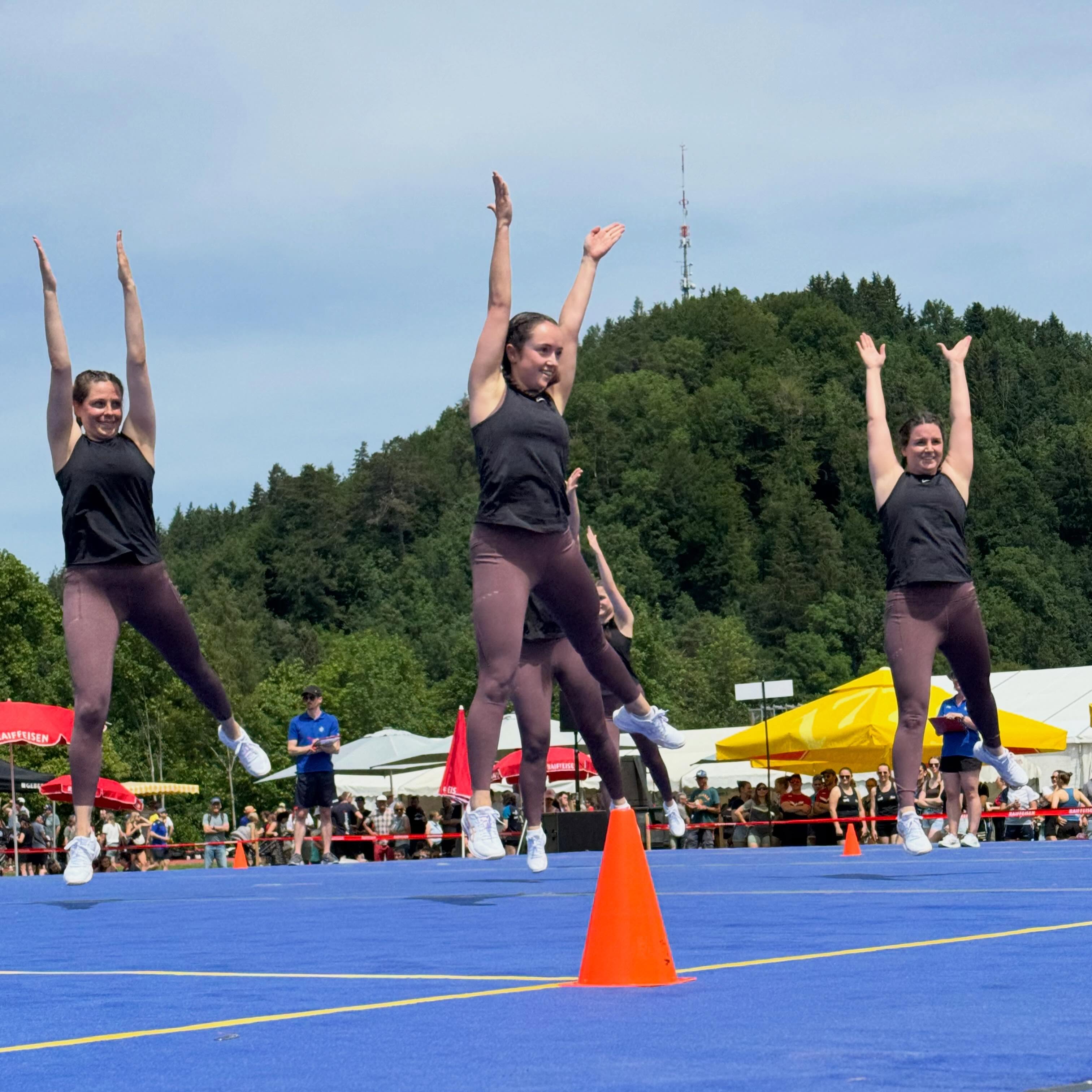 Einmal mehr durften wir am vergangenen Samstag mit dem @tannzapfe_cup in die Saison 2026 starten. Das Team Aerobic zeigte eine gute Leistung, welche mit der Note 8.88 und dem 21. Rang goutiert wurde. Am Barren und den Schaukelringe konnten die neu einstudierten Programme nicht wunschgemäss abgeliefert werden. Die Noten 9.17 (BA) und 8.95 (SR) sprechen für sich. Es reichte zum siebten bzw. neunten Rang. Nächster Halt -> @appenzeller_kantonalturnfest. Bevor die Tür für immer schliesst, durften wir den Sonntag noch ein letztes Mal in unserem Stammlokal Restaurant Mühle verbringen - vielen Dank Margrith für all die schönen Stunden welche wir bei dir verbringen durften, sie werden uns für immer in bester Erinnerung bleiben.
.
.
.
#tvschattdorf #mehralsturnen #turnenverbindet
