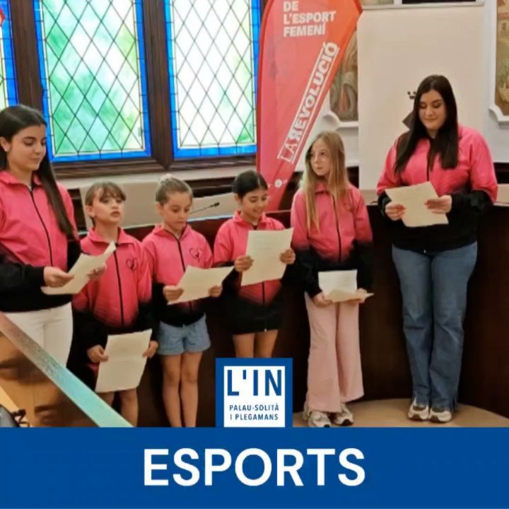 LA REVOLUCIÓ. Avui s'ha inaugurat la cinquena edició de La Revolució, nom amb què l'Ajuntament va batejar la setmana que cada any dedica a l'esport femení. Les encarregades de fer-ho han estat les nenes del Club Rítmica Palau, que han llegit un manifest redactat per elles mateixes. L'acte ha tingut lloc a la sala de plens de l'Ajuntament, amb presència de l'alcalde, Oriol Lozano, i de diversos regidors.
En el seu text, les joves gimnastes s'han presentat com a portaveus de "totes aquelles nenes que entrenen amb disciplina, que aprenen a superar-se, a treballar en equip, a confiar en elles mateixes i a aixecar-se després de la caiguda". Acompanyades per les seves entrenadores i els seus familiars, les nenes del Club Rítmica Palau han reclamat també el reconeixement que realment es mereix l'esport femení, perquè "quan moltes nenes fan esport, hi guanya tota la societat".
Un cop llegit el manifest, les noies han rebut un obsequi de part del Consistori i s'han fet les fotografies de rigor amb autoritats i familiars.
@ajpalauplegamans #Palausolitaiplegamans #Psip @ritmicapalau
