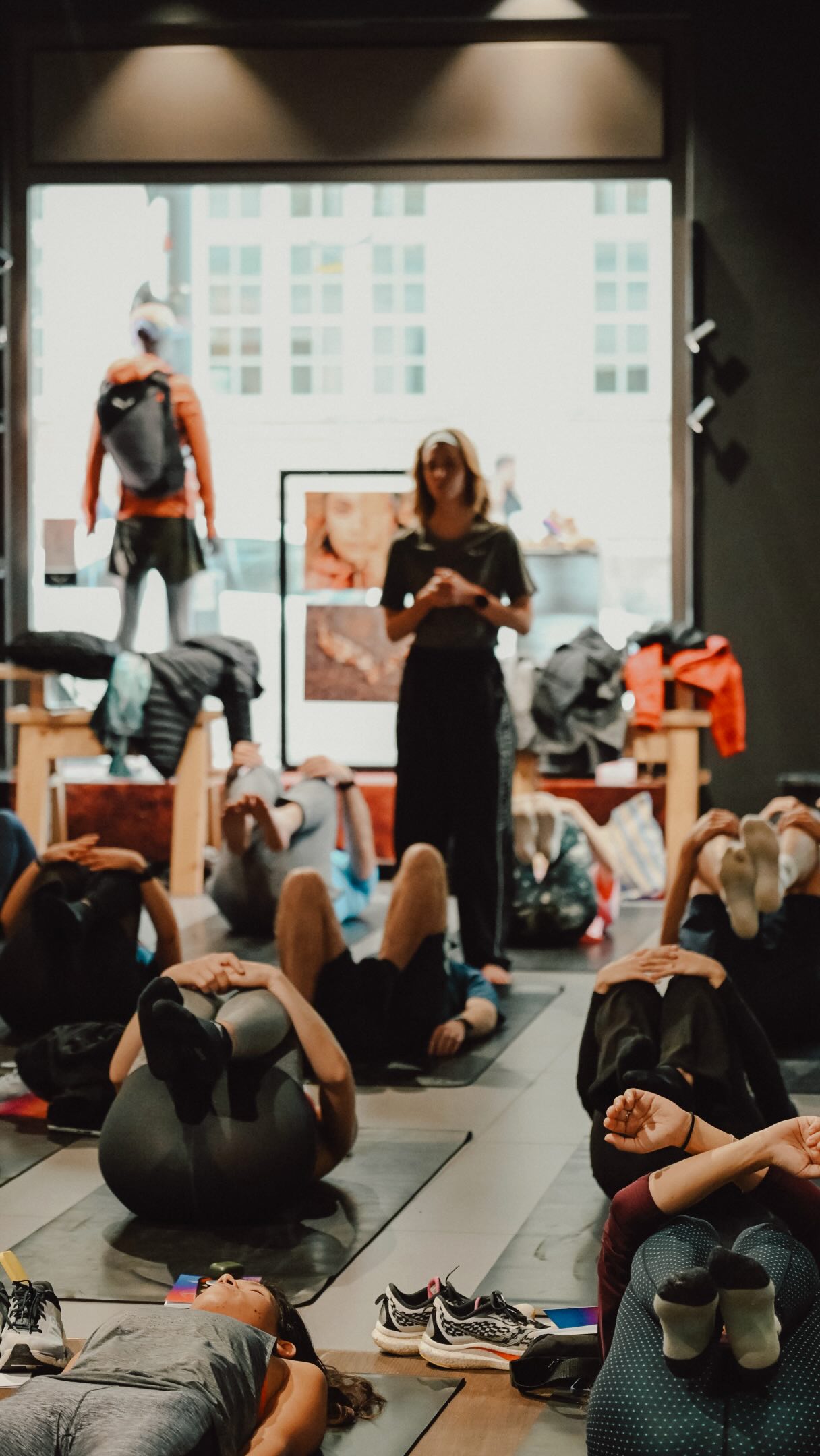 What does movement sound like? 🎧
Letzte Woche durfte ich im Rahmen der neuen „Set The Tone“ Kampagne von @salewa einen Soundscaping Workshop gestalten — rund um die Verbindung von Rhythmus, Atem und Bewegung.
Etwas, das mich dabei immer wieder fasziniert:
Sound verändert den Körper, noch bevor der Kopf versteht, was eigentlich passiert.
Ein Beat verändert unseren Atem.
Ein Rhythmus verändert die Art, wie wir uns bewegen.
Eine Frequenz kann Fokus, Weite, Spannung oder Flow entstehen lassen.
Genau damit haben wir an diesem Abend gespielt:
Wie Musik unser Nervensystem beeinflusst, unsere Wahrnehmung verändert und Bewegung plötzlich zu etwas viel Sinnlicherem macht.
Nicht leistungsorientiert.
Sondern als Einladung, den eigenen Rhythmus im Moment wieder zu spüren.
Von einer kleinen embodied Sound Journey im Store bis zum gemeinsamen Community Sound Run an der Isar — der Abendqar ein good reminder, dass Bewegung nicht nur körperlich ist, sondern auch emotional, sensorisch und verbindend sein kann ✨
Danke an @salewa_store_muenchen für die Einladung und an alle, die Teil davon waren.
📸 @andreasgehring
#SetTheTone #Soundscaping #SomaticMovement