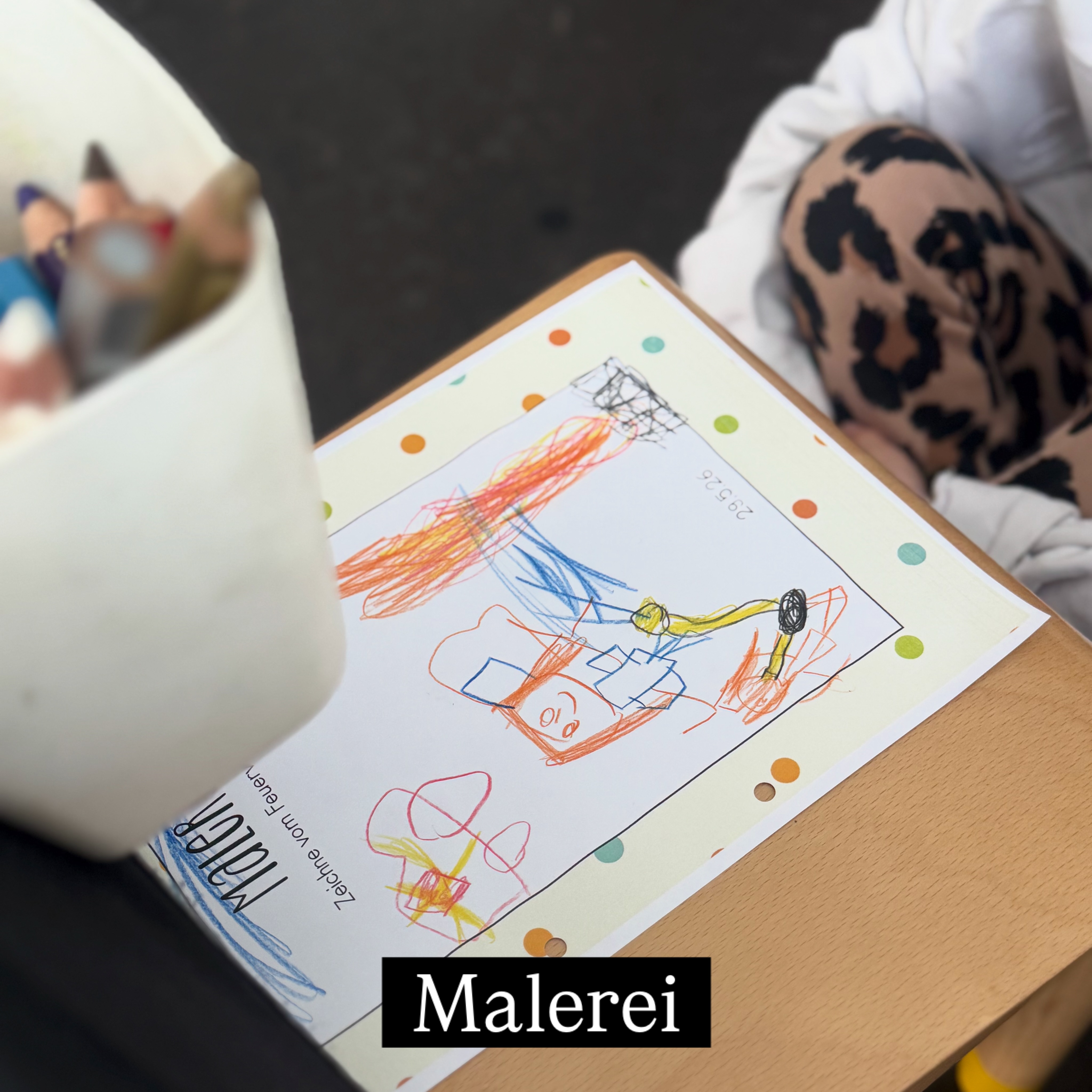 Malerei ✨🎨
Immer wieder hängt am Tagesplan das Bild der "Malerei". Ein eingeführtes Ritual, welches jedes Mal so wunderschön ist.
Die Musik von @maltemarten läuft, die Kinder holen ihre Farbstiftbox und das Blatt zum Zeichnen liegt bereit. ☺️
In einigen Jahren war die Malerei fix pro Woche, bspw. am Mittwoch oder Dienstag = Dienstagsmalerei ✨
Neu werden Erlebnisse festgehalten, von Ferien gezeichnet oder frei gestaltet. 🥳
Die Idee zu dieser Malerei habe ich von einem lieben Arbeitsgspänli. ❤️
Während dem Malen wird nicht gesprochen, die Kinder malen solange die Musik läuft.
Auf ein "ich bin fertig" reagiere ich mit "schau nochmals hin, fehlt noch etwas - wie war das Wetter - wie sah die Kleidung aus?.." 🎨
Die meisten Kinder würden noch länger zeichnen, aber sie haben immer die Möglichkeit später noch weiterzuzeichnen.
Die Kinder haben erlaubt, dass ich Euch die Zeichnungen zeigen darf - sind doch meega lässig. 😍
Sie lieben es, darin zu blätter und ihre Entwicklung zu sehen.
Die Farbstiftbox wird beim Stuhl eingehängt und der Stuhl wird zum Tisch. ☺️
Nach dem Malen steht jedes Kind kurz auf und erzählt über die gemalte Zeichnung. 💪🏼🥹
Es gibt keine Wertung, kein Auslachen - ein liebevolles Zuhören.
"oh ja das kann ich erkennen."
Nach dem Vorstellen ordnen die Kinder das Blatt selbstständig ein, es gehört genau so zum Ritual dazu. ✨
Machst Du auch so etwas❓