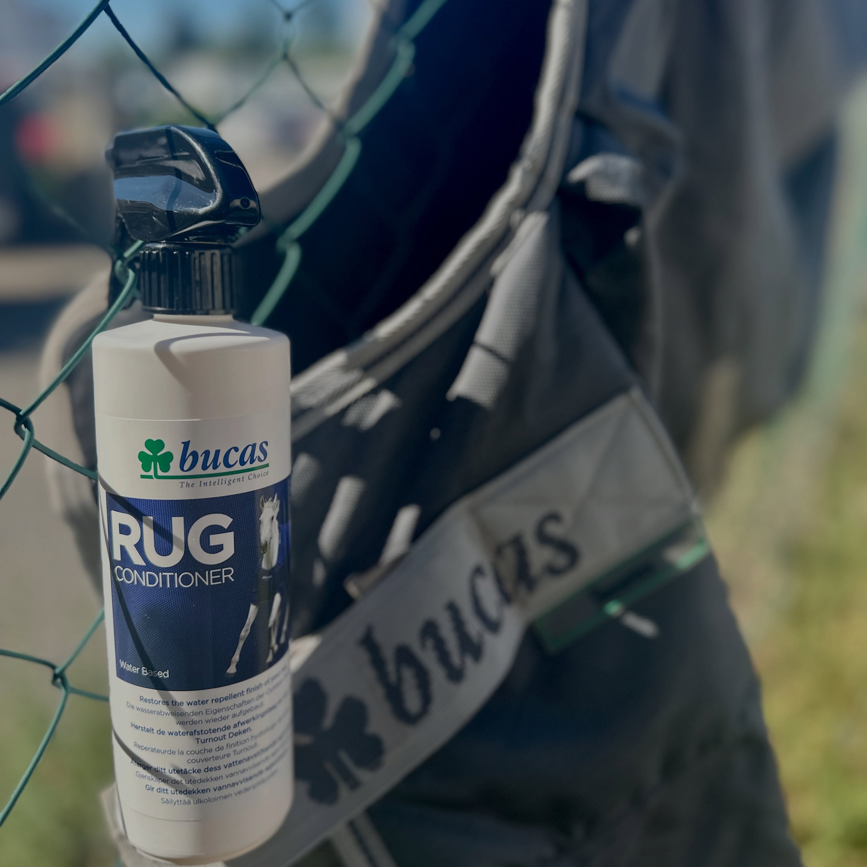 Der Sommer ist da ☀️ die Winterdecken sind mit dem BUCAS Deckenwaschmittel gewaschen 🧼 und werden anschließend mit dem Conditioner imprägniert 💦 bevor sie an einem trockenen Ort auf ihren Einsatz im nächsten Winter warten 😊
#koppeldecke #wasserfest #imprägnierung