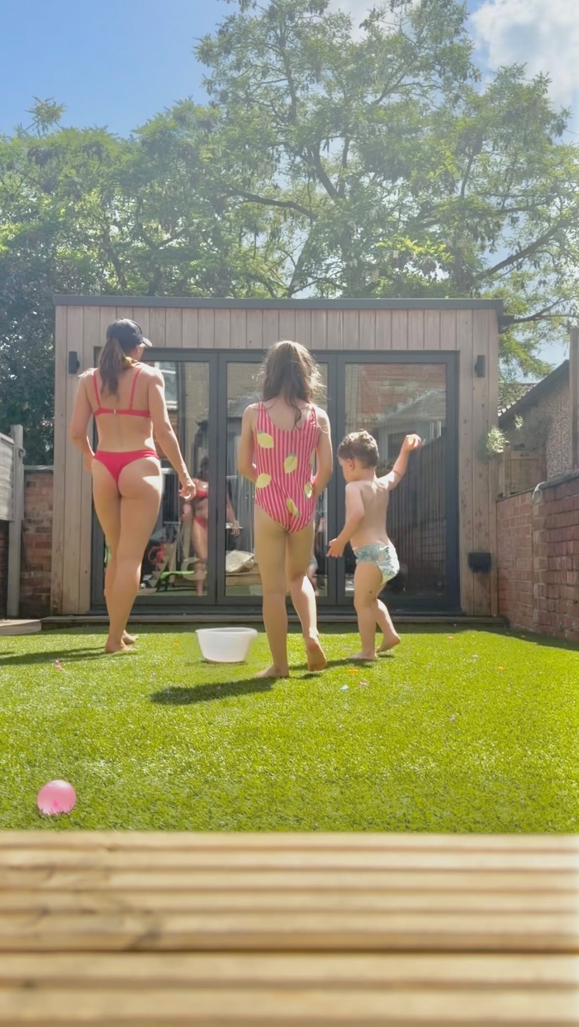 Not gunna lie, took me longer to pick up all the popped balloons than the actual fight! 🤪🤣 🎈💦
#waterballoonfight #balloonfight #kids #mumofthreekids